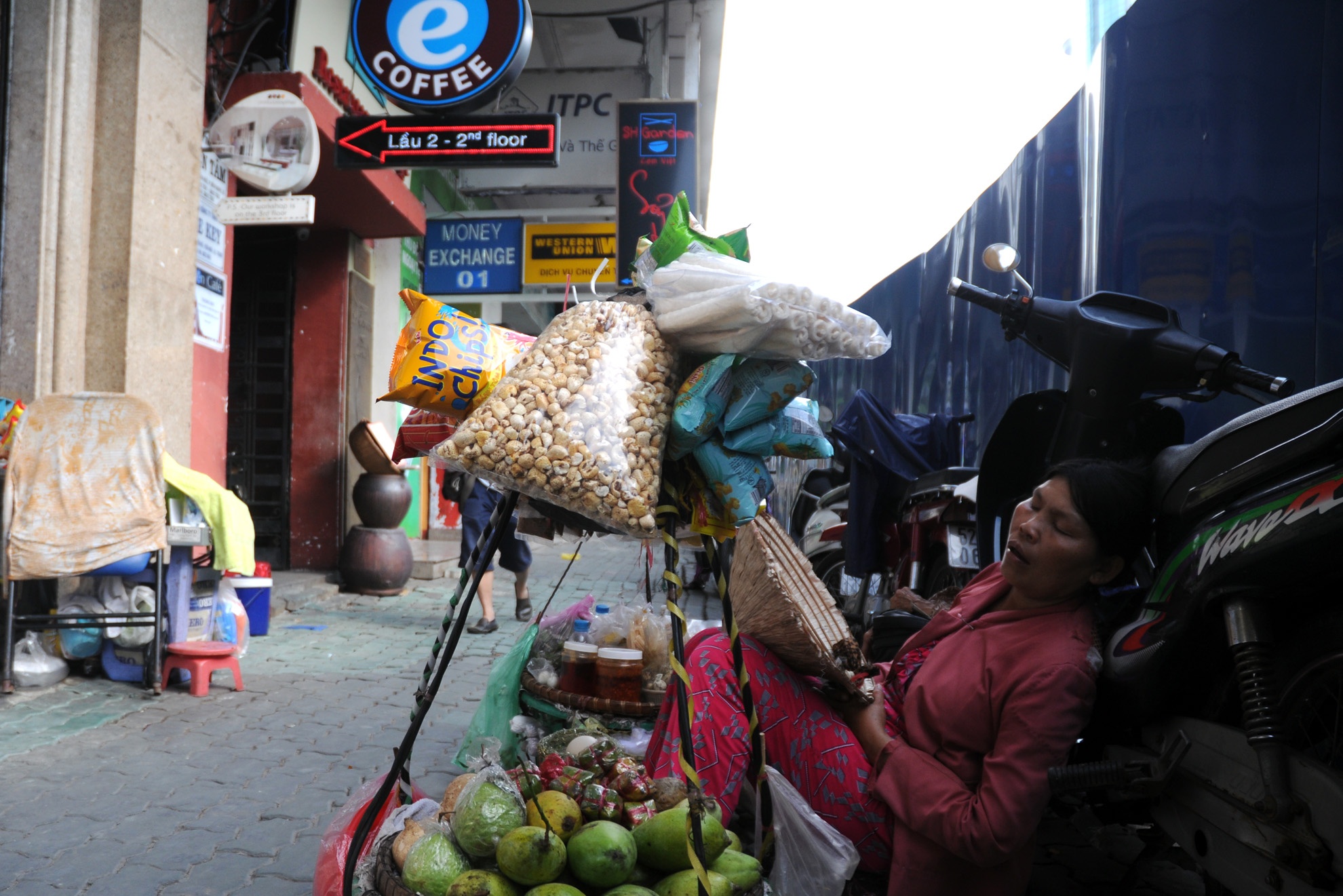 Muốn vào các quán cà phê, quán ăn…thì khách hàng phải gửi xe cách xa hàng km, điều này khiến việc buôn bán trở nên ế ẩm.