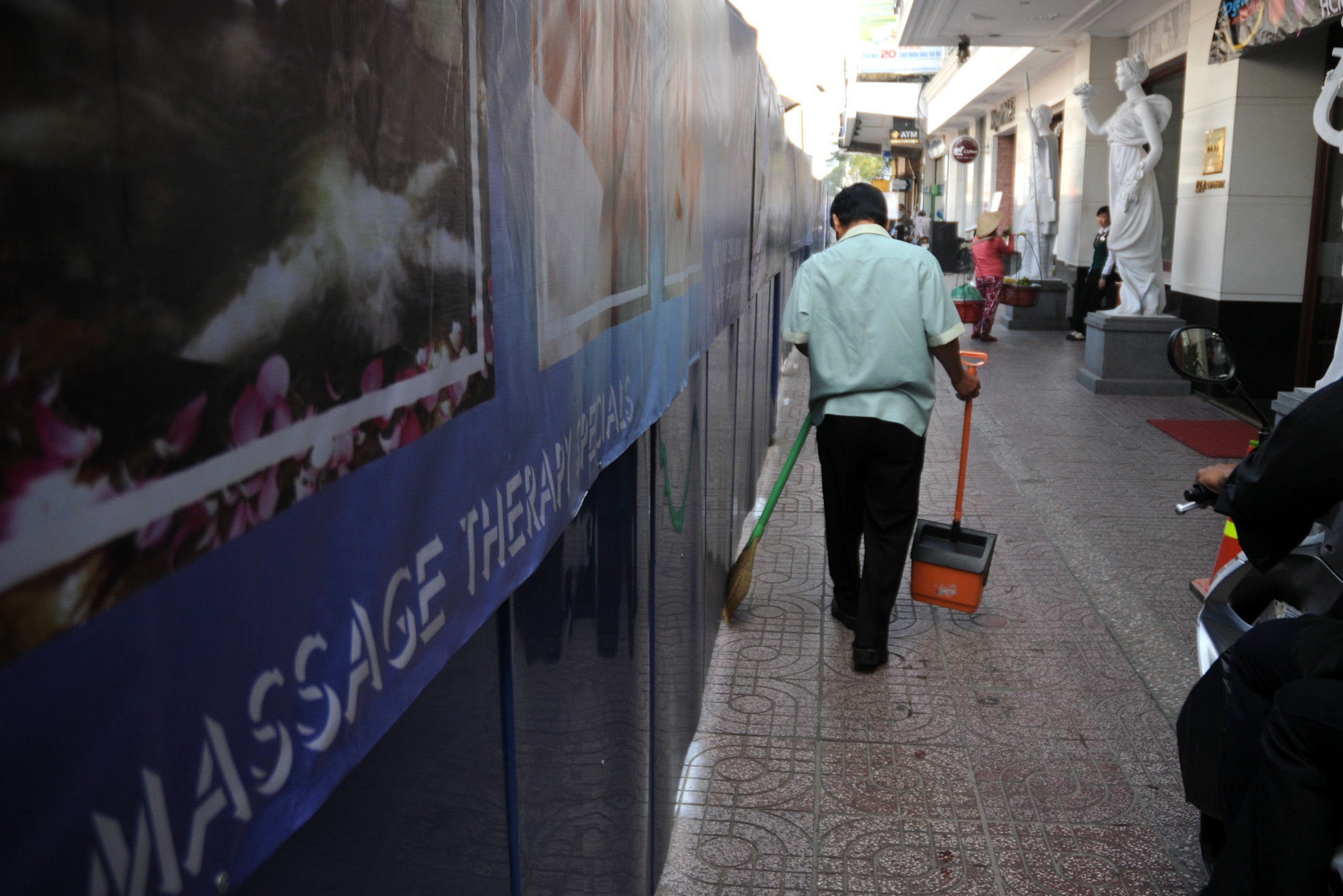 Dù công trình đang thi công, các khách sạn vẫn mở cửa đón  khách để duy trì hoạt động. Nhân viên khách sạn thường xuyên phải quét dọn vì bụi từ công trình bay vào.