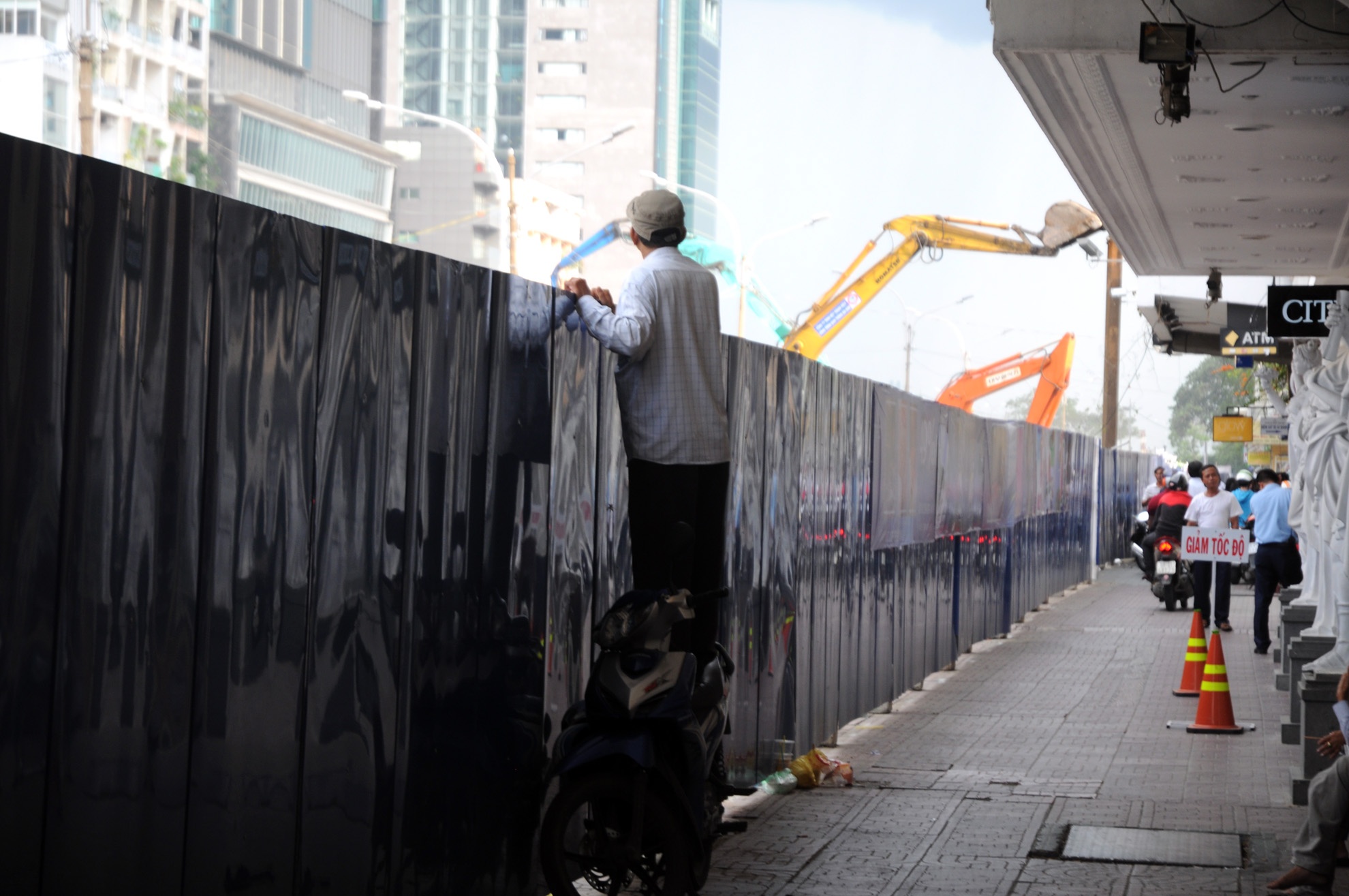 Những người xe ôm, bán hoa quả thường ngày chờ các đoàn du lịch để mời chào, giờ cũng ế ẩm.
