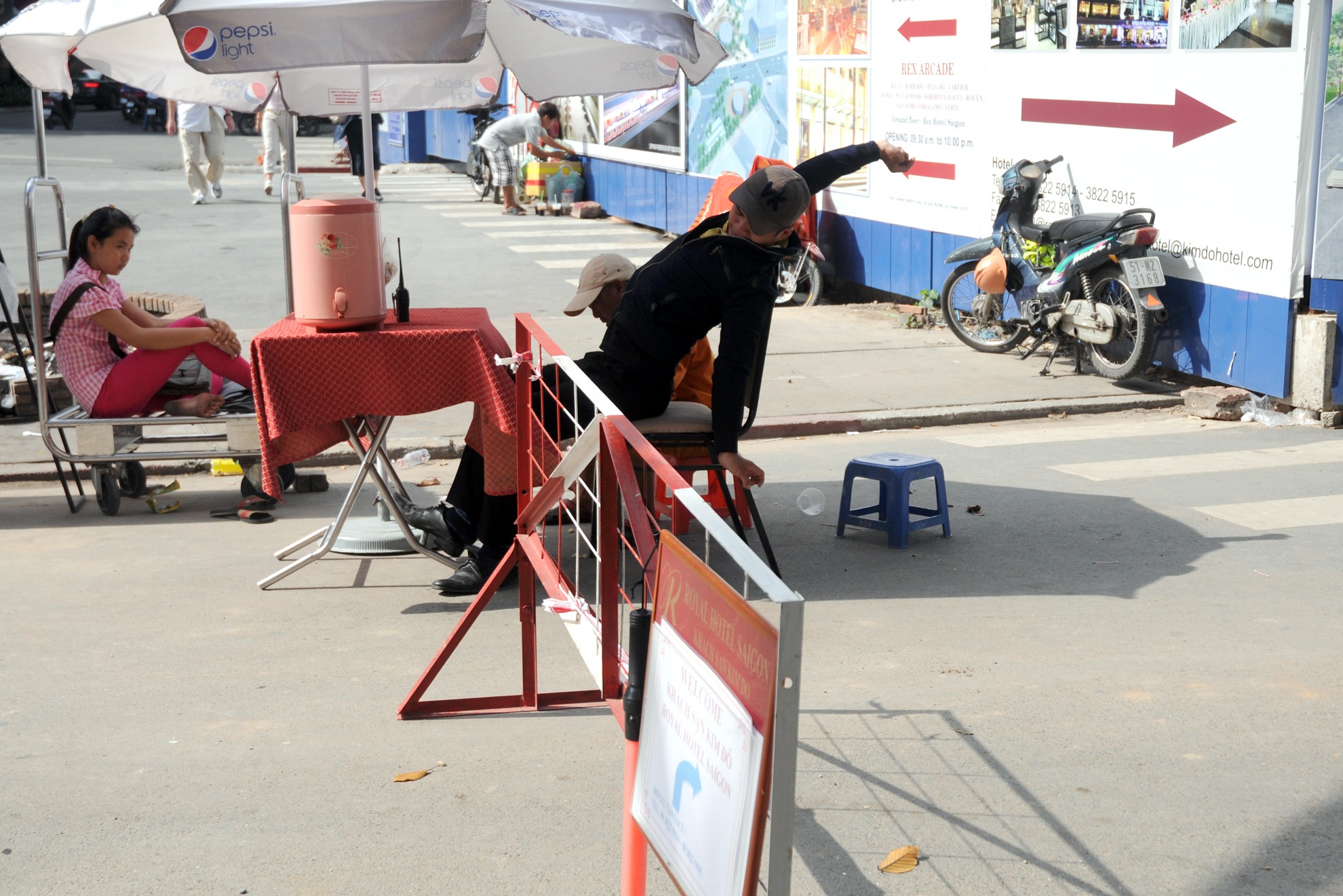 Không thể di dời, các khách sạn đành phải cử nhân viên ra đầu đường để đón và dẫn khách du lịch vào.