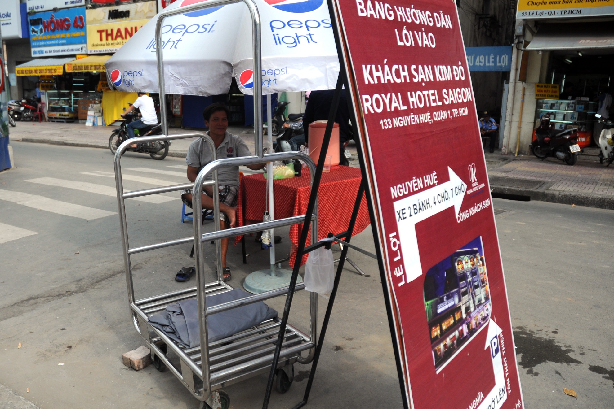 Khách sạn Kim Đô in hẳn pano để hướng dẫn lưu thông cho khách du lịch khi đến đoạn đường này.