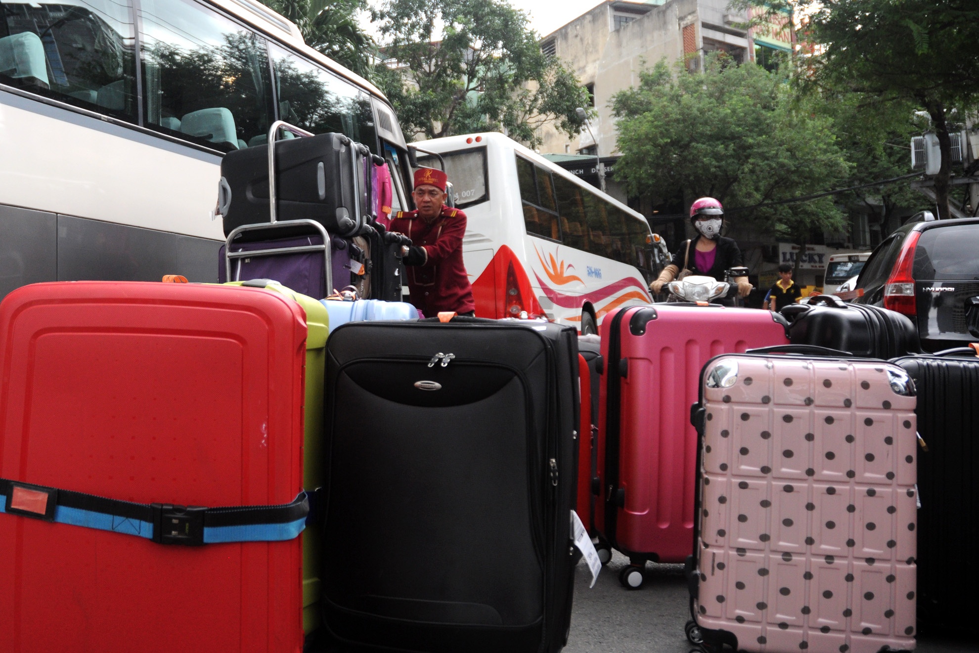 Những đoàn khách du lịch lớn khi đặt chỗ tại các khách sạn trên đường Nguyễn Huệ, thường phải đậu xe cách xa rồi đi bộ vào.