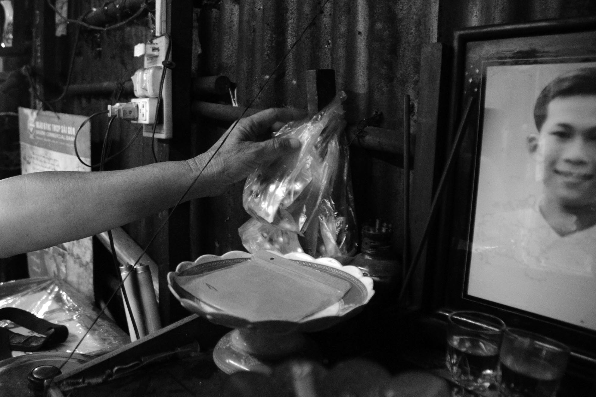 Mỗi chiếc bánh ông Quang bán 8.000 đồng. Mỗi ngày ông cũng kiếm được khoảng 80.000-100.000 đồng.