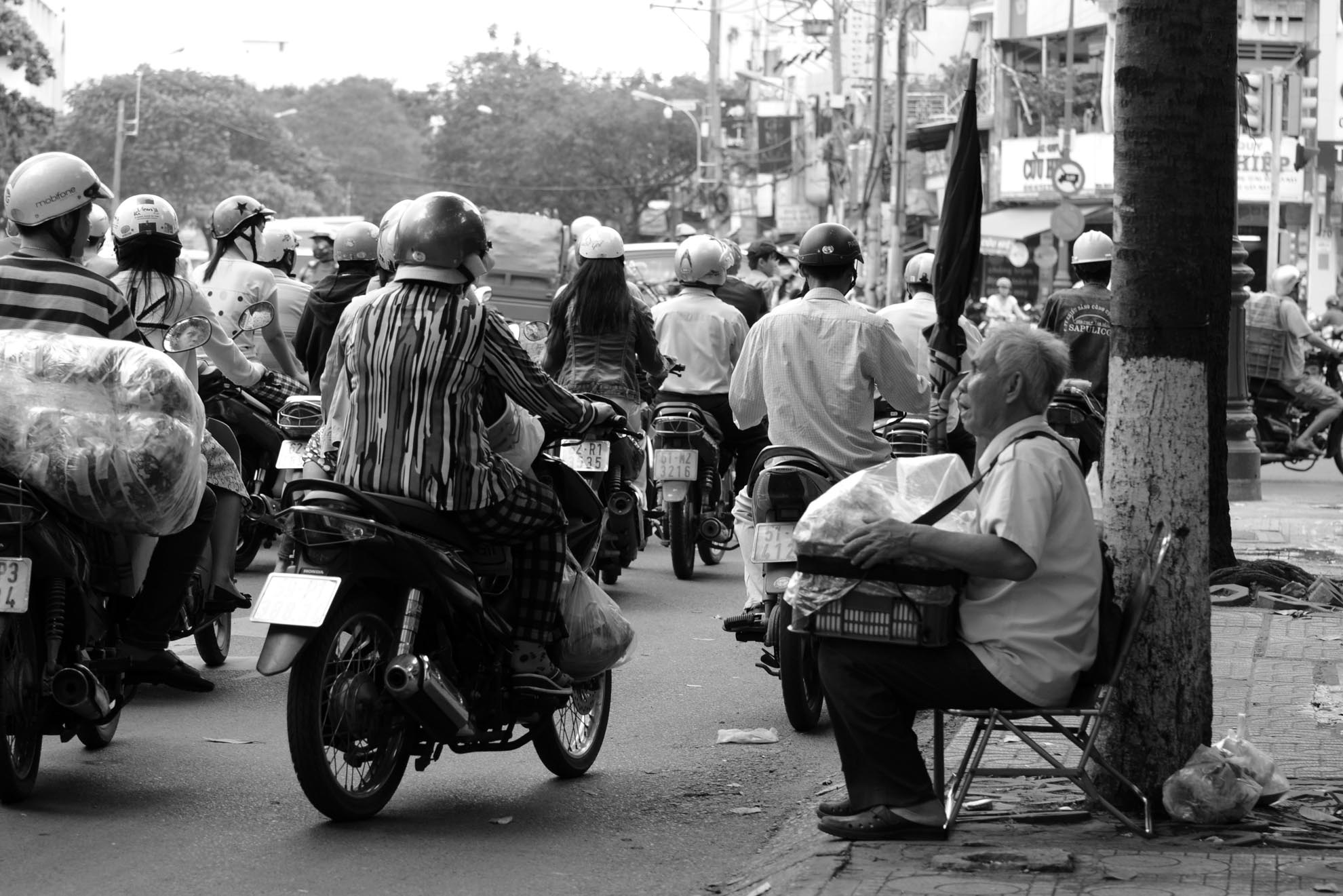 Ông Quang quan niệm, trời không cho ông đôi mắt, nhưng cho ông sức khỏe tốt, nên ông vẫn chăm chỉ làm việc để mưu sinh.