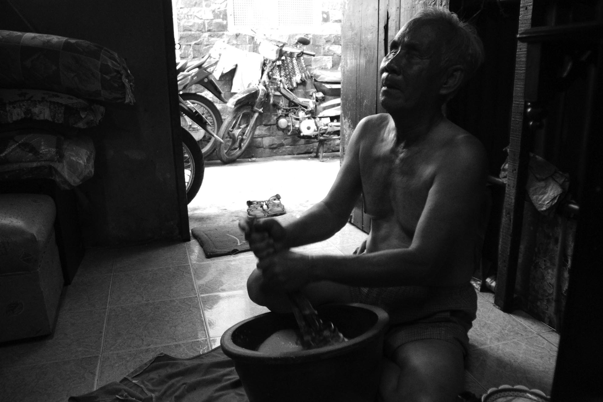 Ông Quang quê ở Tiền Giang, vì cuộc sống khó khăn nên lên Sài Gòn mưu sinh.