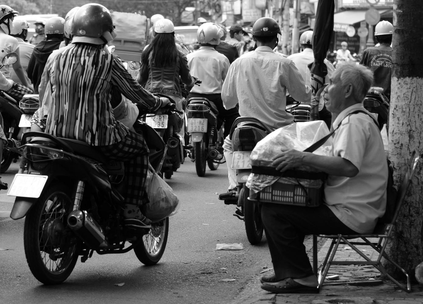 Ong lao mu 20 nam ngoi via he Sai Gon ban banh nuoi vo om hinh anh