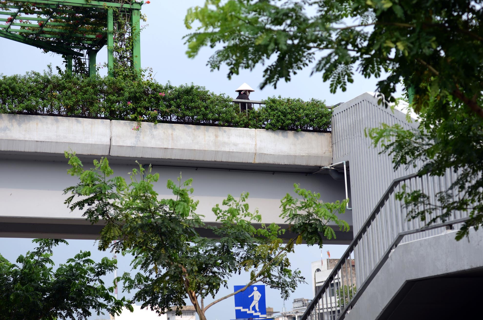 Từ khi có cầu vượt bộ hành, người dân sống hai bên kênh Tàu Hũ dễ dàng hơn trong việc qua lại, tiết kiệm thời gian.