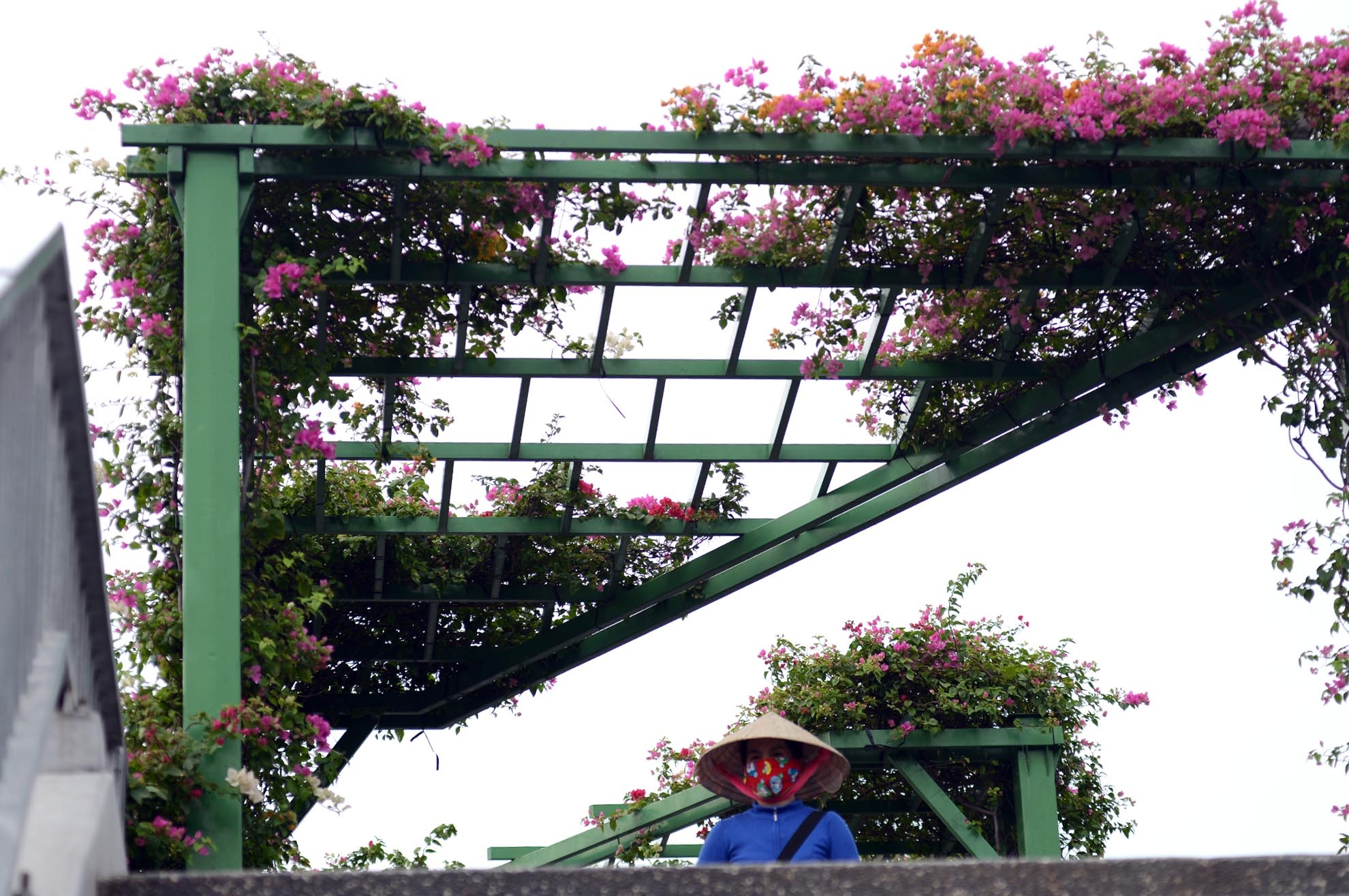 Tuy nhiên, nhiều người không có ý thức thường hay phóng uế ở dưới chân cầu gây mùi hôi thối.