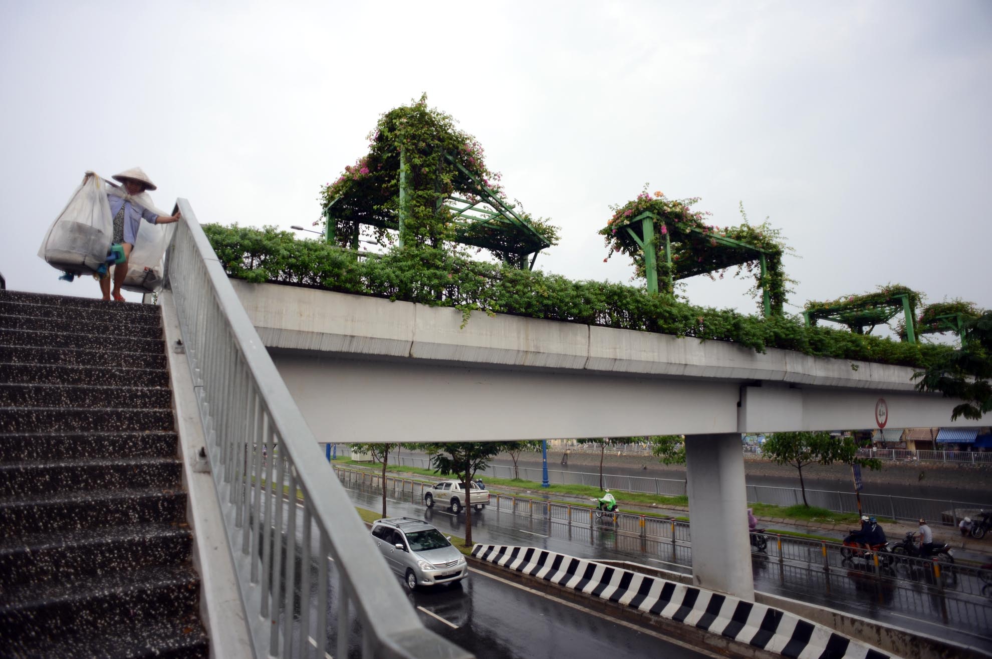 Đường Võ Văn Kiệt là đại lộ có chiều dài 22 km nối các quận 1,5,6,8…Đây là con đường hiện đại bậc nhất ở TPHCM nối nội ô thành phố với Quốc lộ 1A, cao tốc Trung Lương đi các tỉnh ĐBSCL.