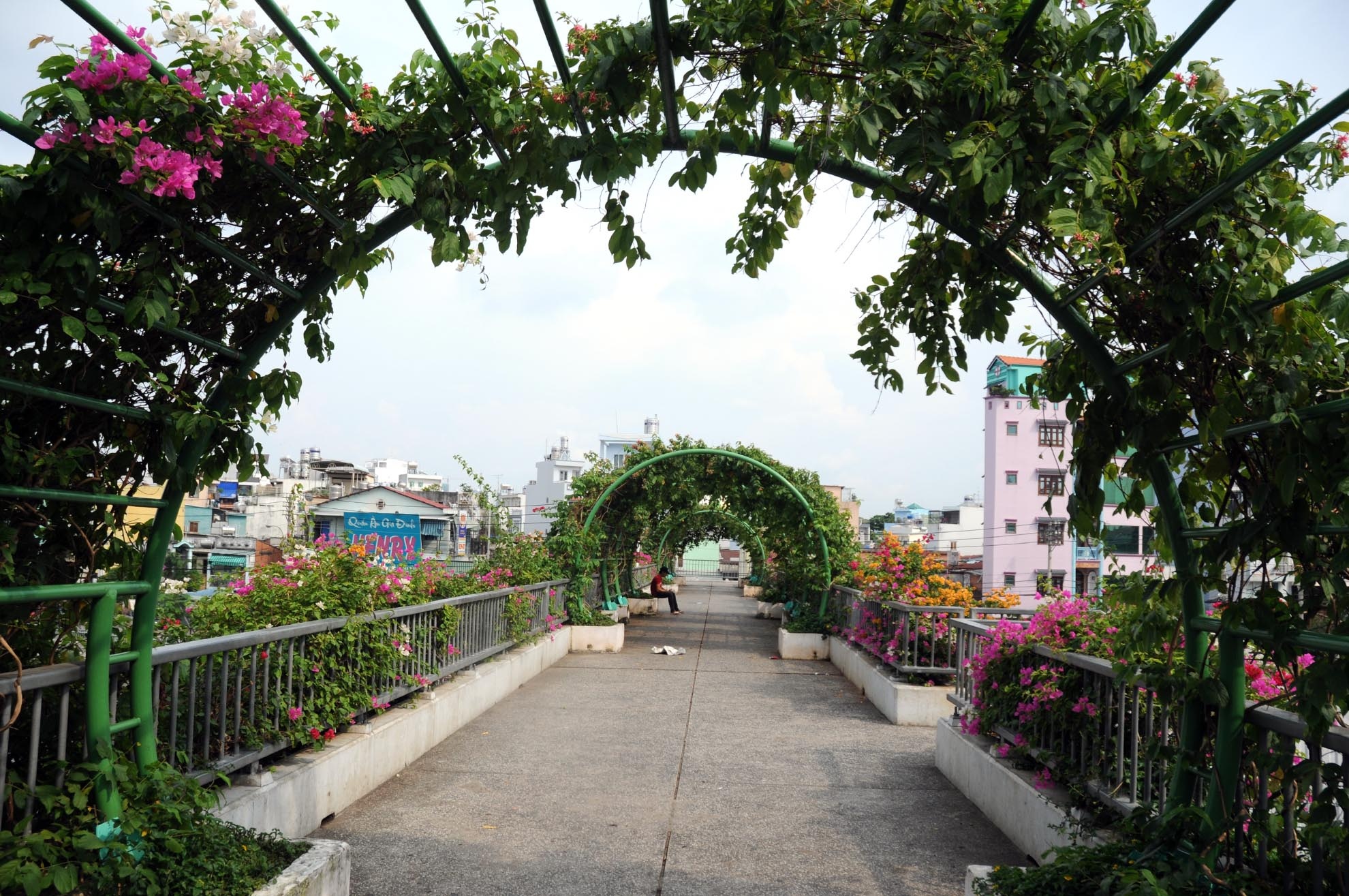 Đại lộ rộng rãi, với 10 làn xe lưu thông tạo nên sự thông thoáng cho các phương tiện qua lại nơi đây.