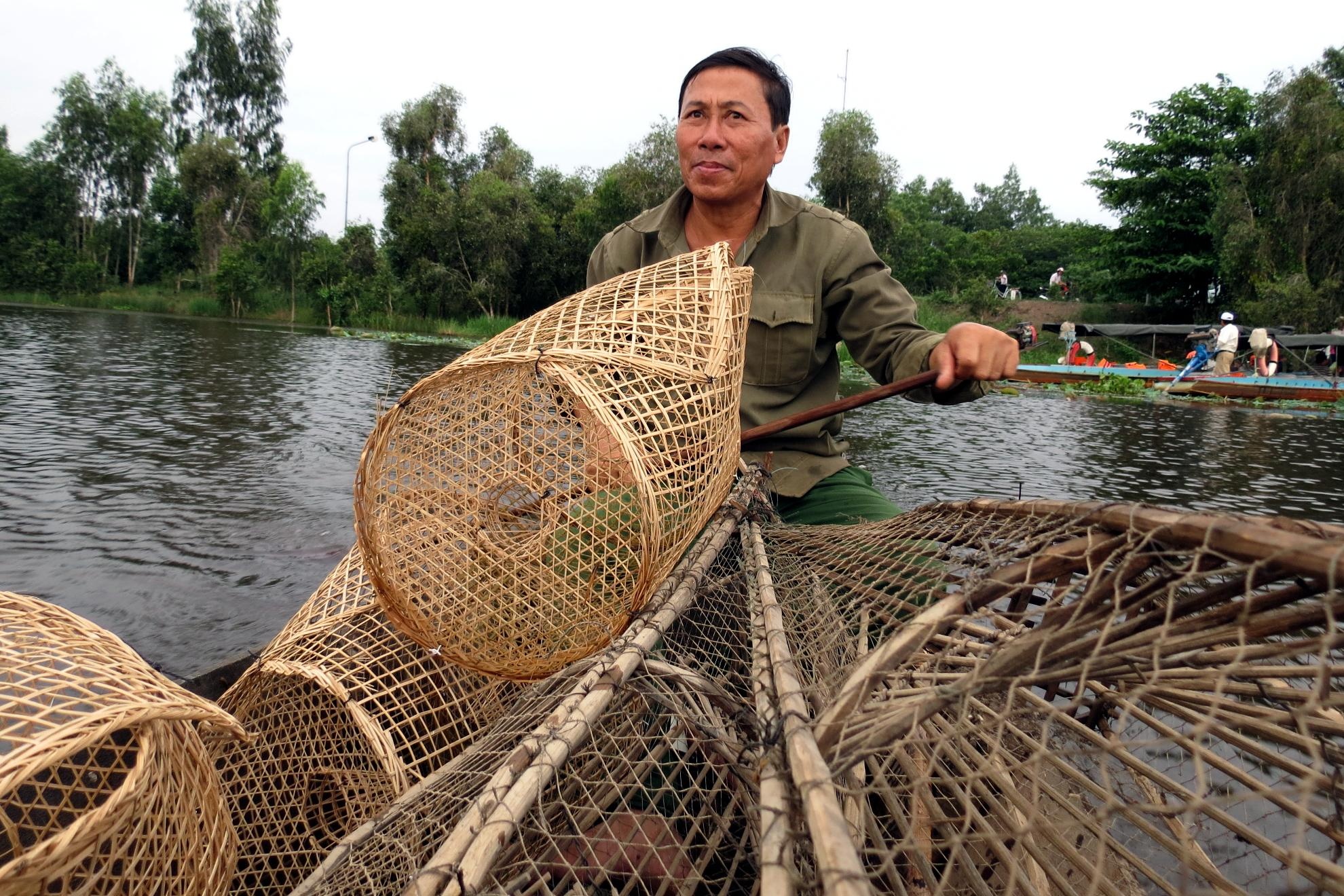 Sau đó là trải nghiệm thú vị đi “săn” đặc sản mùa nước. Giăng lưới, đặt lờ, lợp  mùa nước nổi thật đơn giản, cứ chèo xuồng con đi thẳng 1 đường rồi thả lưới, sau đó chừng 1 tiếng quay lại là thế nào cùng có món ngon cho nồi cháo khuya. Đêm nhẹ nhàng trôi qua trong giấc ngủ say hứa hẹn một ngày mới đầy thú vị.