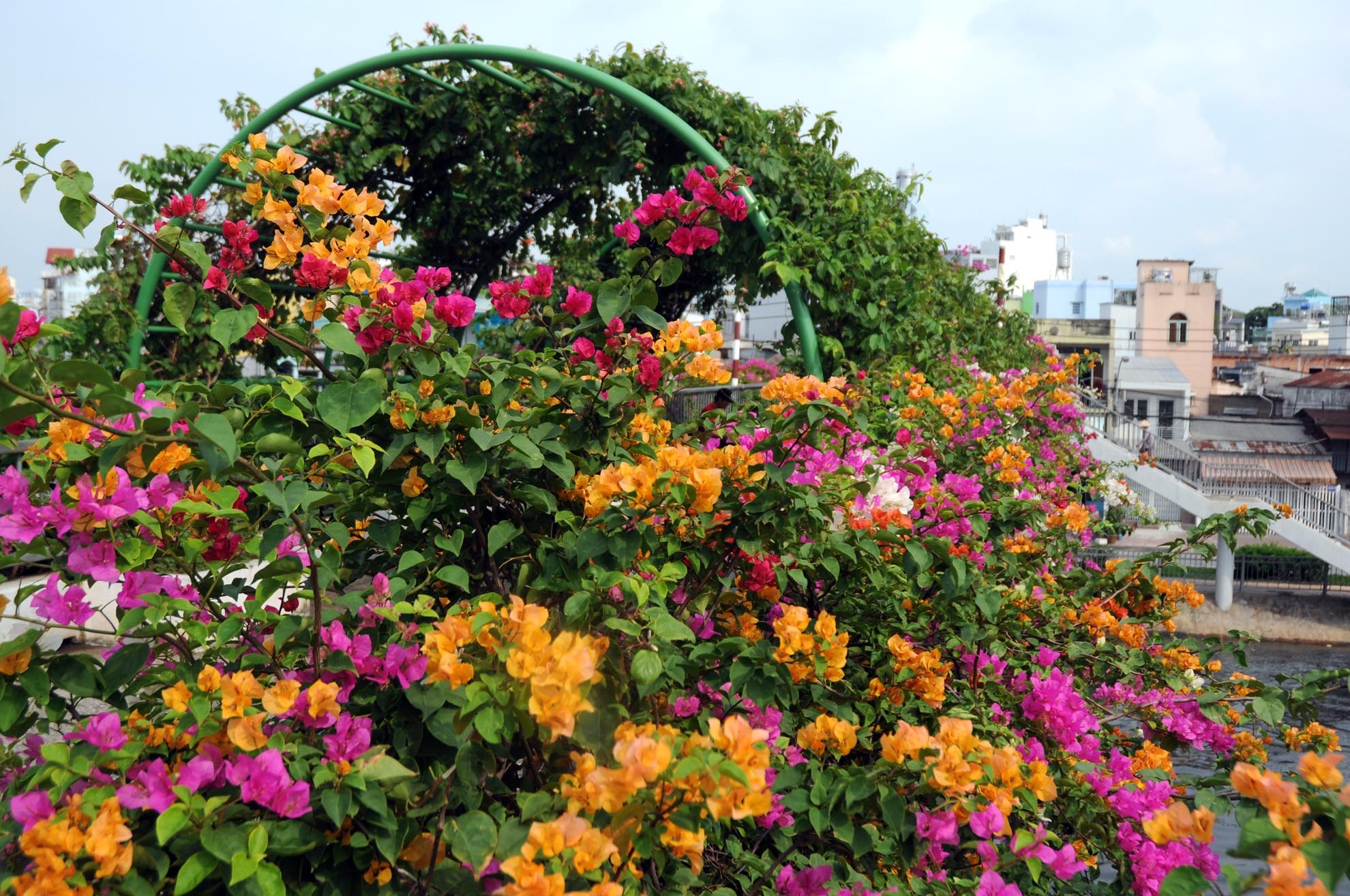 Vì tuyến đường chạy dọc theo bờ kênh Tàu Hũ, chia cắt các quận trung tâm với vùng lân cận như quận 4, quận 8… nên chính quyền đã quy hoạch cho xây dựng các cây cầu vượt bộ hành cho người dân hai bên dễ đi lại.