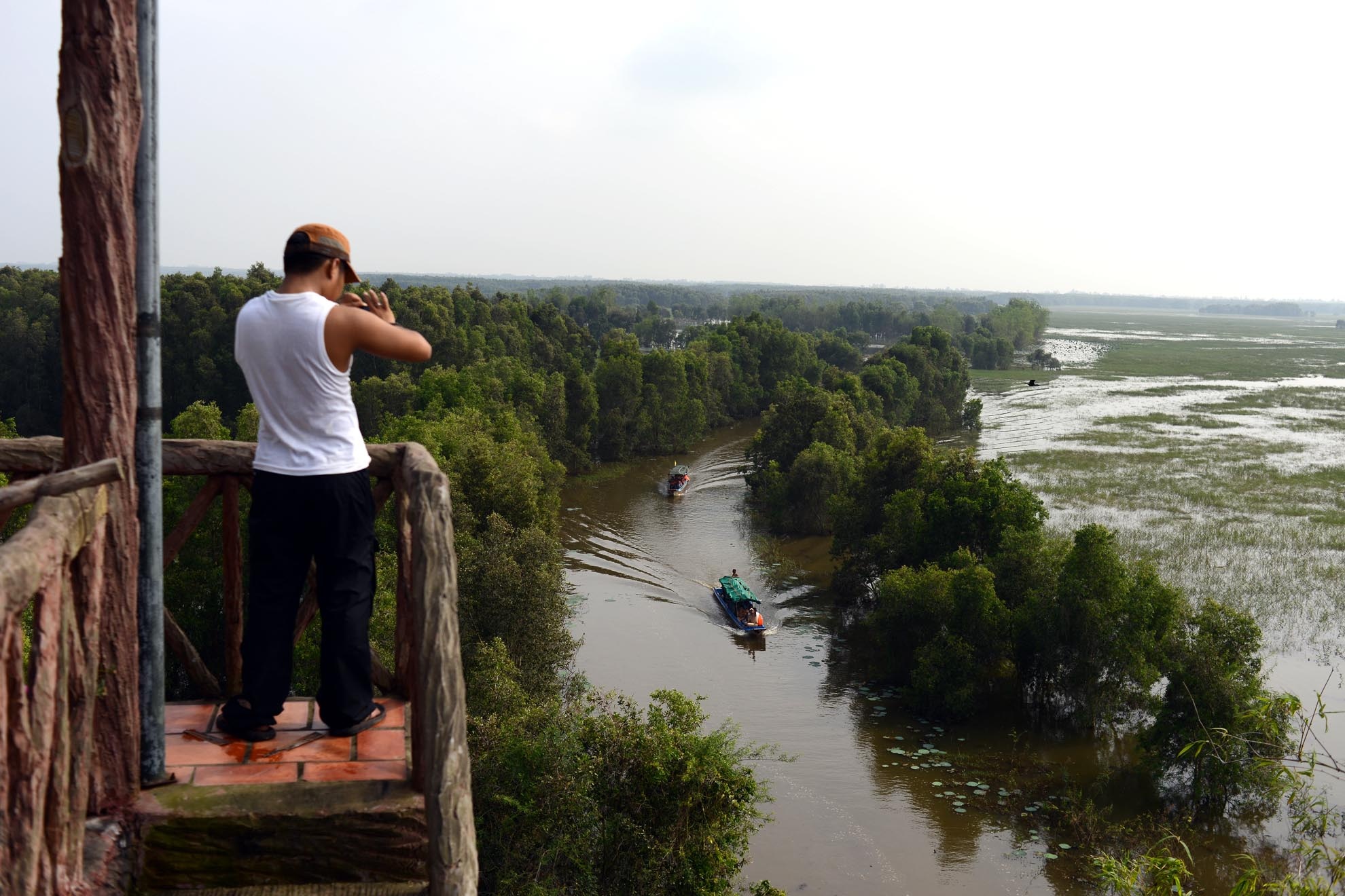 Sáng Tràm Chim bạn hãy dậy thật sớm trên lên đài quan sát để ngắm toàn cảnh rừng tràm bừng thức giấc sau một giấc ngủ dài. Hoặc lướt trên những chiếc xuống con len lõi dọc bờ đê.