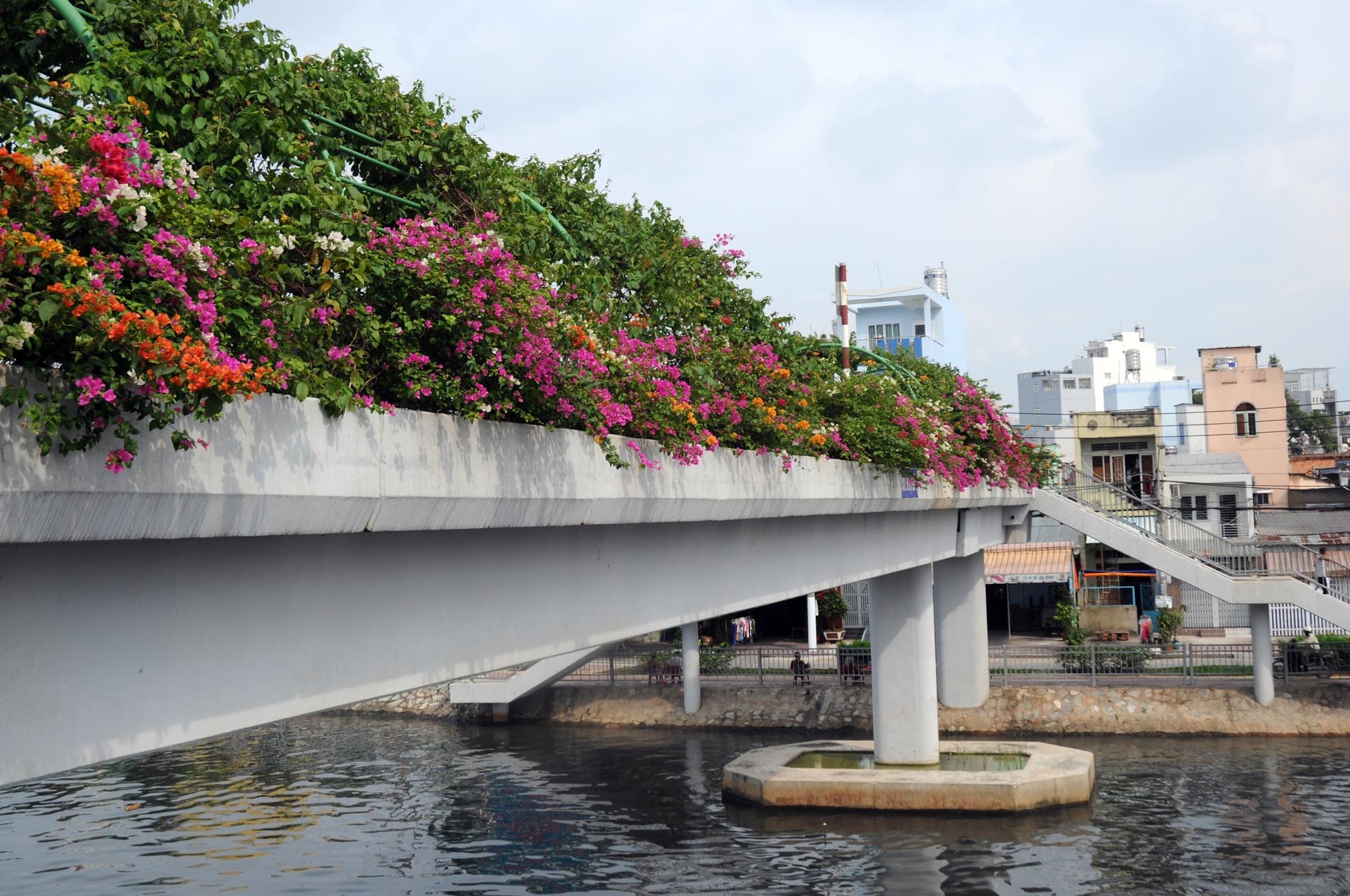 Để tạo thêm cảnh quan cho tuyến đường, TP.HCM đã cho trồng hoa và cây xanh trên các cầu vượt.