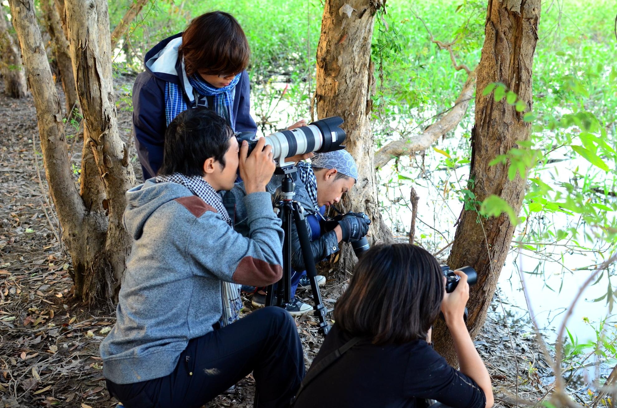 Vườn quốc gia Tràm Chim với 7313 ha. Là nơi có diện tích đất ngập nước lớn nhất của vùng Đồng Tháp Mười với khoảng 232 loài chim thật sự là nơi tuyệt vời để du khách bắt đầu cuộc đi săn của mình. Hãy kiếm một bờ đê, với nhiều cây xanh phủ kíncùng các trang thiết bị đầy đủ để ghi lại những vũ điệu tuyệt điệu trong sương sớm.