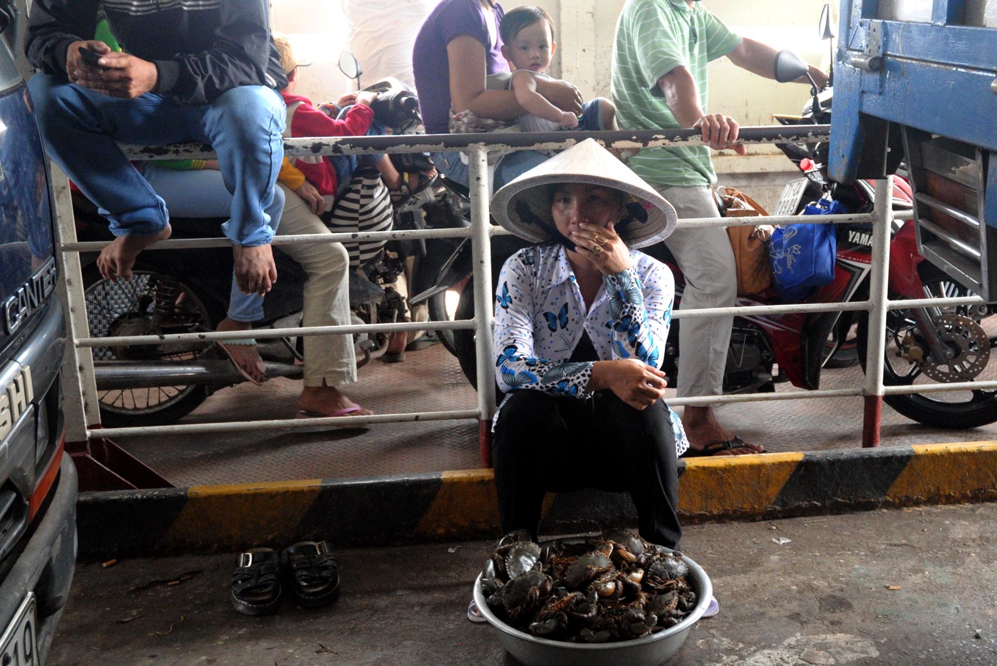 Người phụ nữ này thì mang mớ cua gạch lên phà bán mong được giá hơn khi bán cho lái.