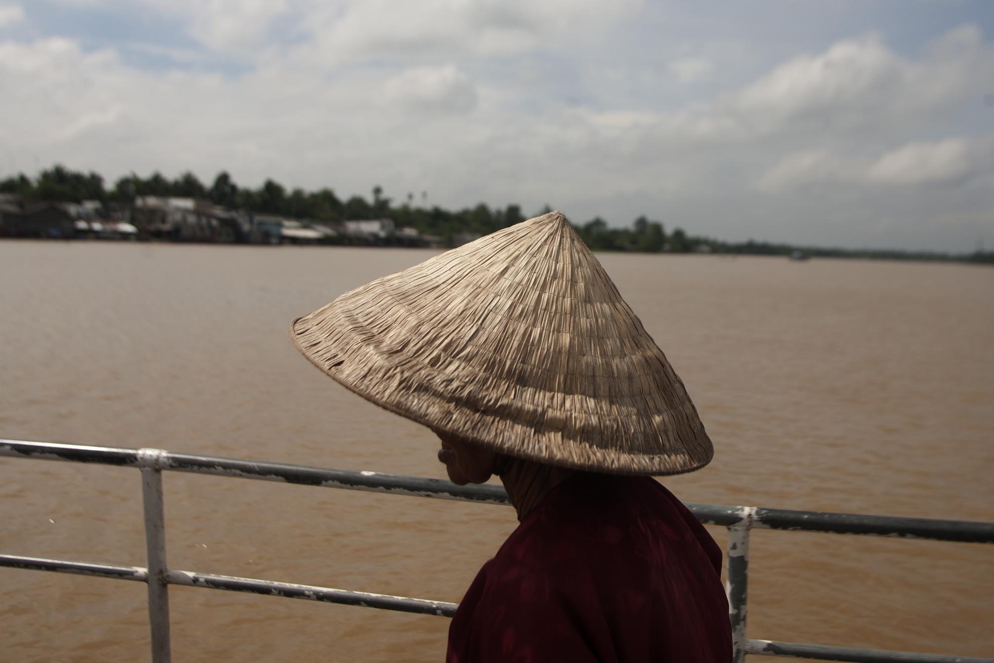 Hiện nay, nhiều tỉnh miền Tây đã cho xây dựng nhiều cây cầu hiện đại bắc qua sông tiện cho việc đi lại của người dân. Tuy nhiên, một vài nơi vẫn còn các chuyến phá hoạt động, người dân vẫn bám lấy các chuyến phà để mưu sinh.