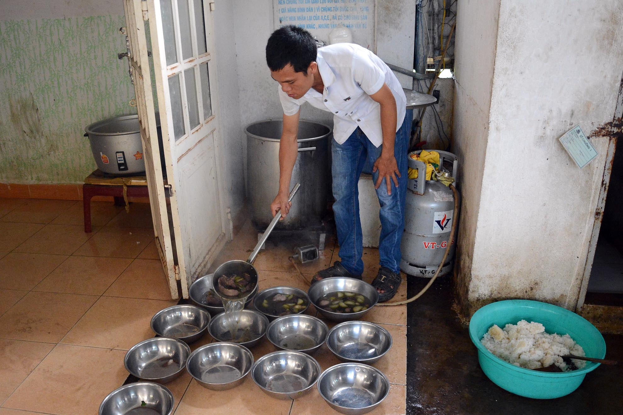 “Đầu năm 2015, tôi dự định sẽ mở rộng quy mô chuồng trại, khuôn viên có hồ để chó tắm, bãi cát để chó sinh sản tự nhiên”. Anh Quý, chia sẻ thêm.