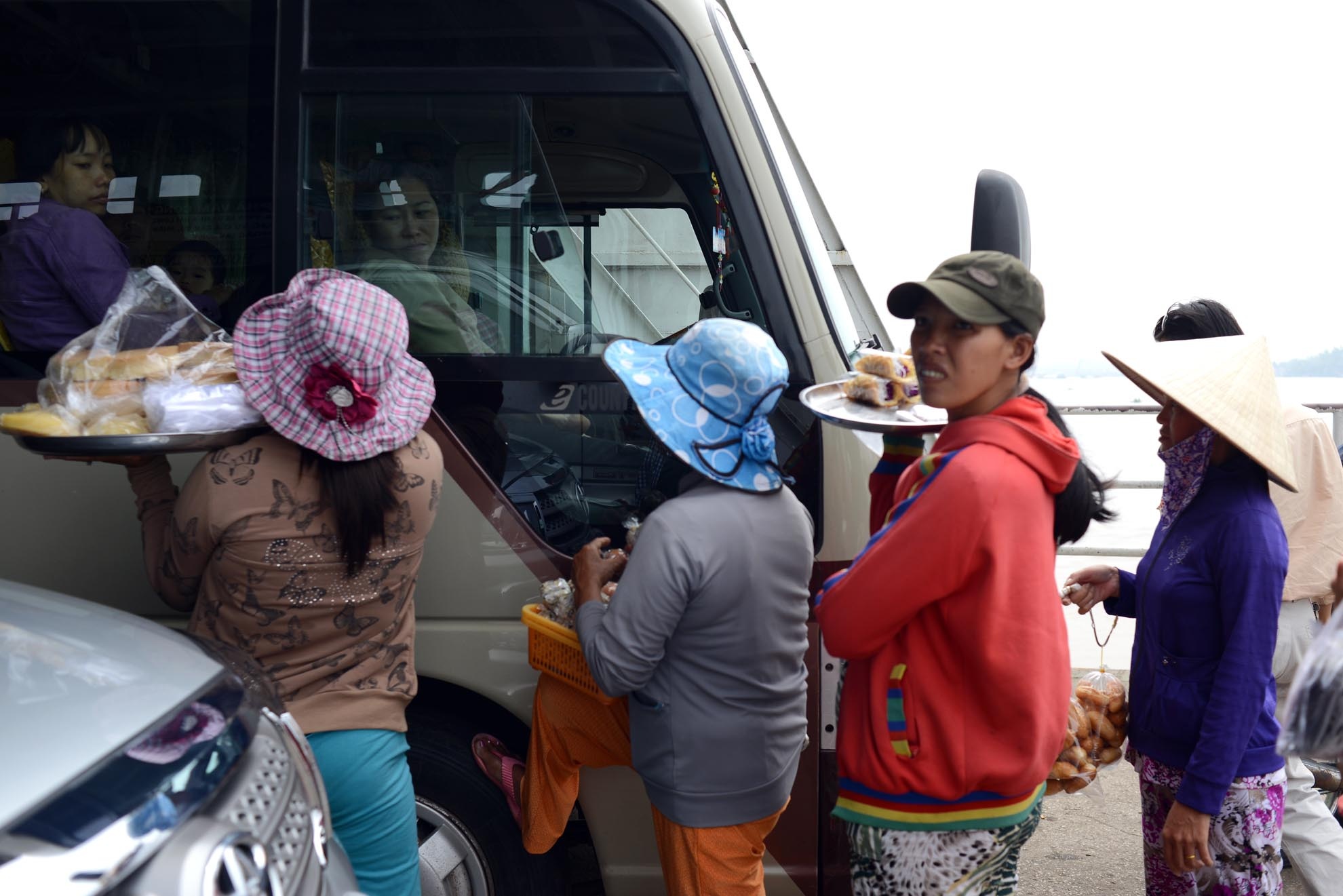 Không khó để bắt gặp những người buôn thúng, bán bưng khi đi qua những bến phà, bến đò ngang ở khắp các tỉnh Miền Tây.