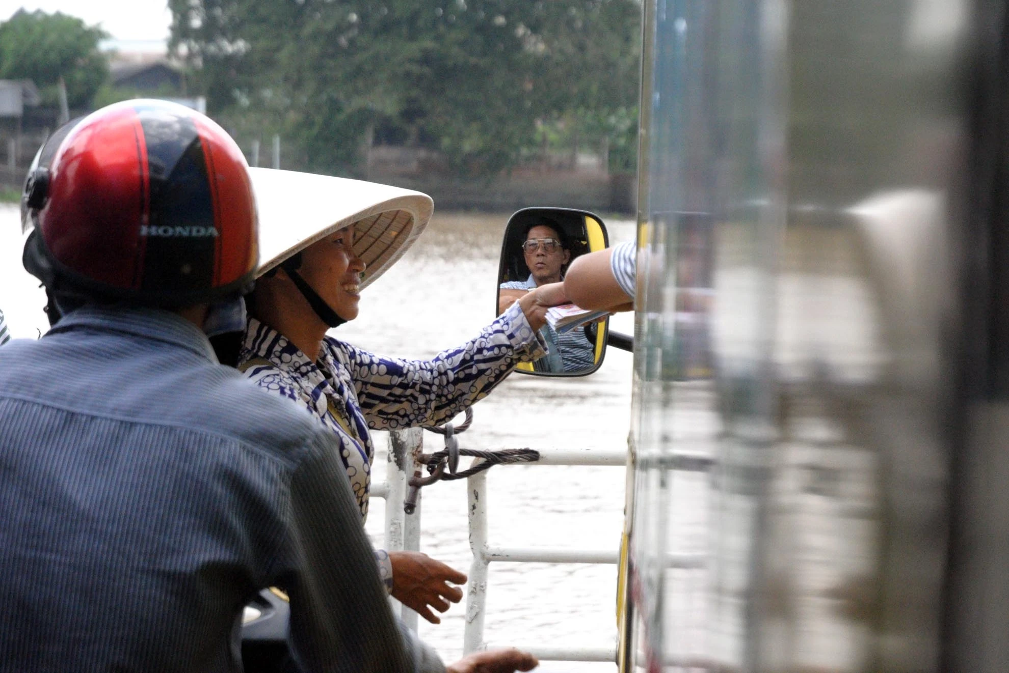 Phần lớn những người bán hàng trên phà đều là những chi, những mẹ, những em bé có gia cảnh khó khăn. Những chuyến phà đông người qua lại trên sông nước là nơi dễ kiếm sống nhất.