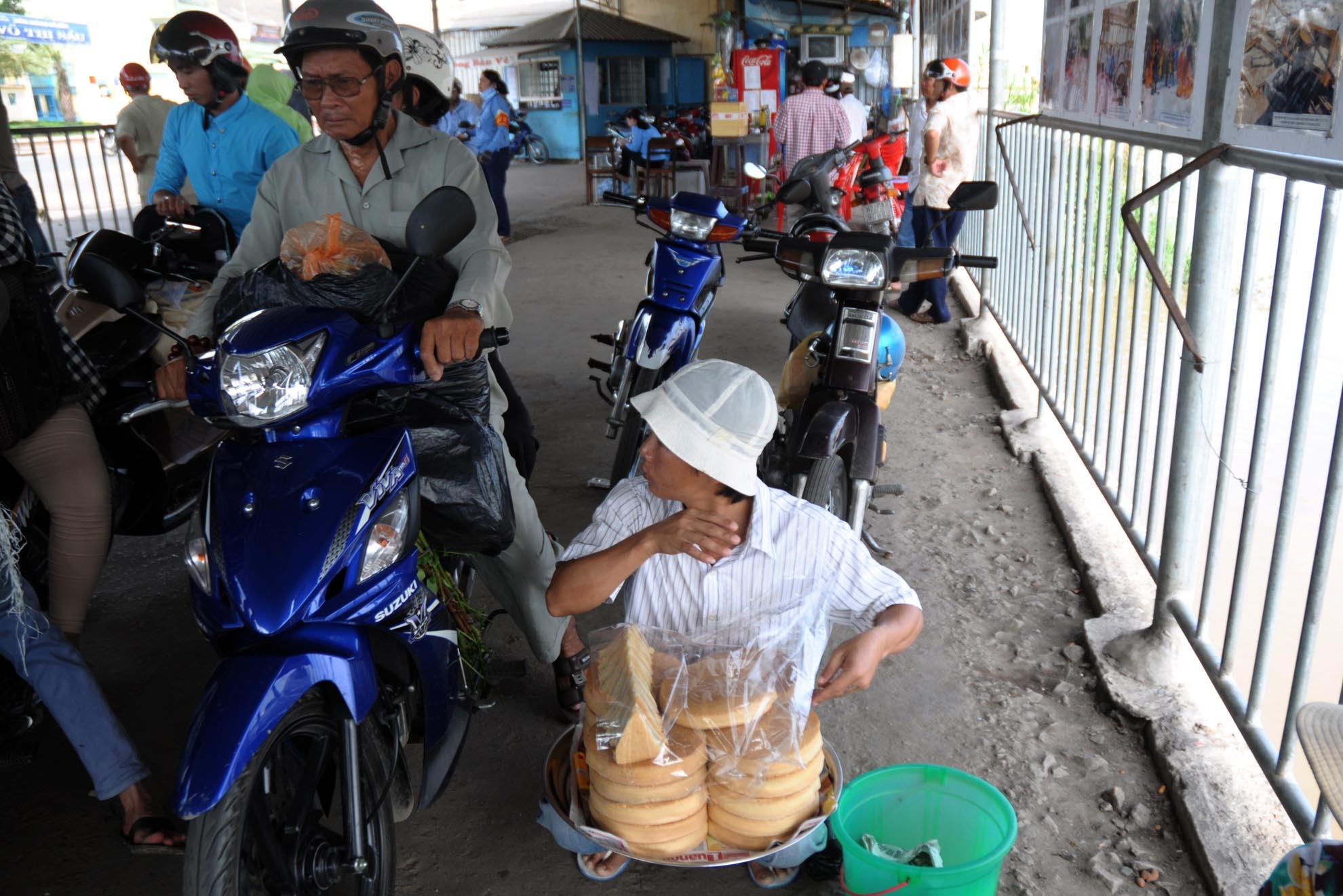 Đó có thể cũng là những người đàn ông chịu thương, chịu khó với mâm bánh ngọt trên tay.