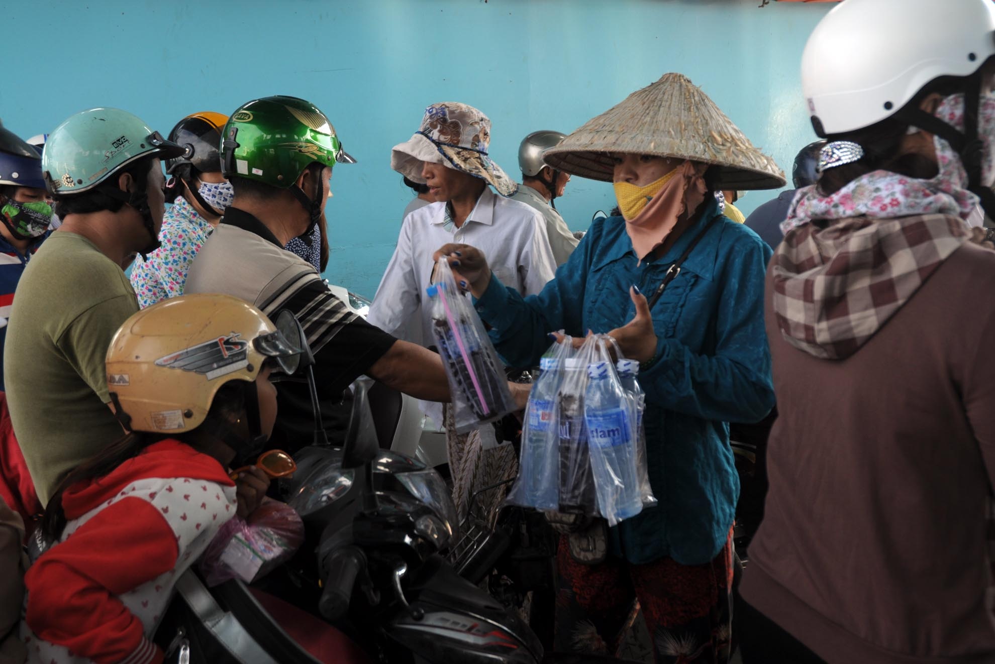 Không cần quầy hàng, xe đẩy họ tay xách hàng hóa theo hành khách lên mỗi chuyến phà rời bến.