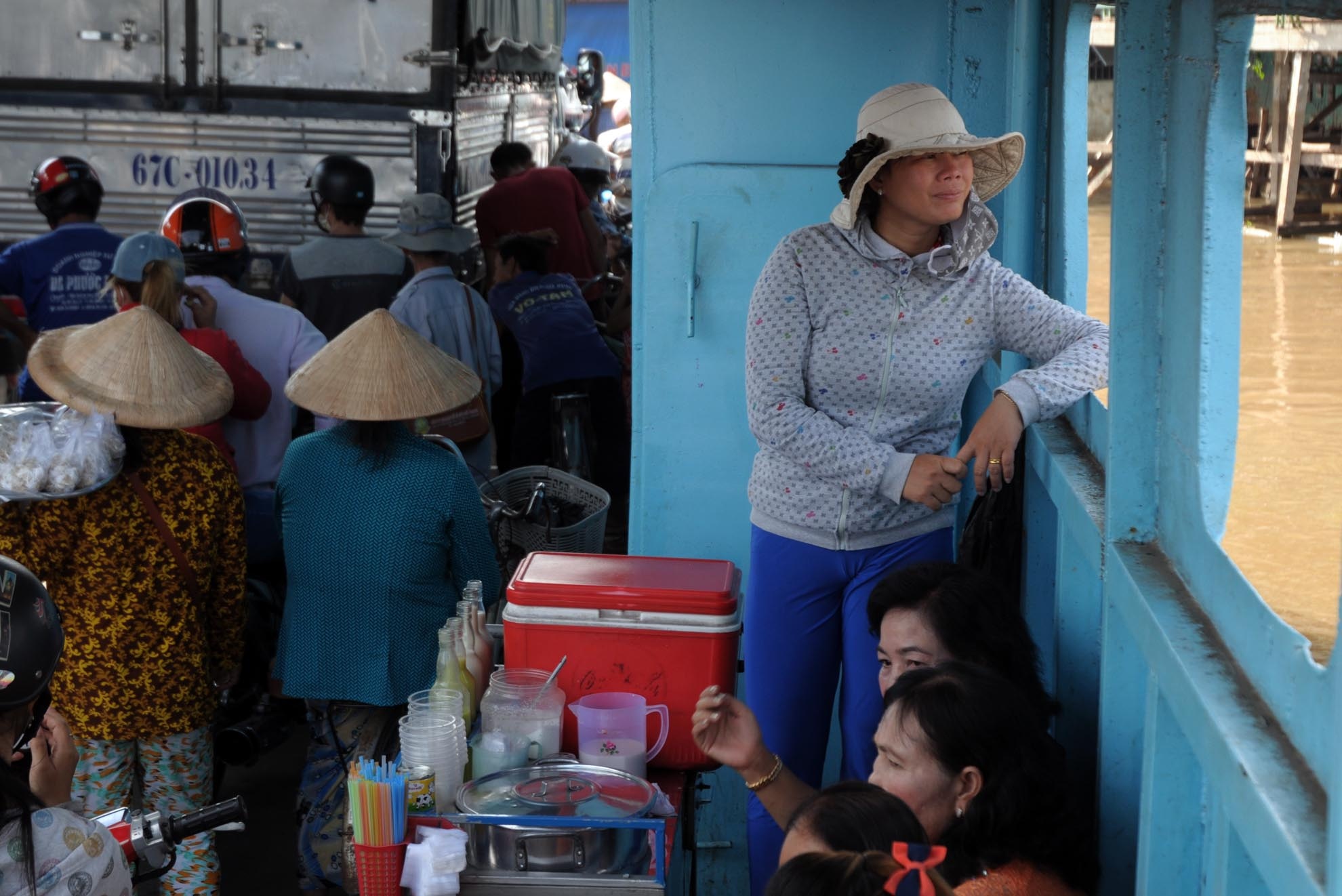 Cũng có những người có điều kiện, sắm hẳn xe đẩy để bán nước trên phà.