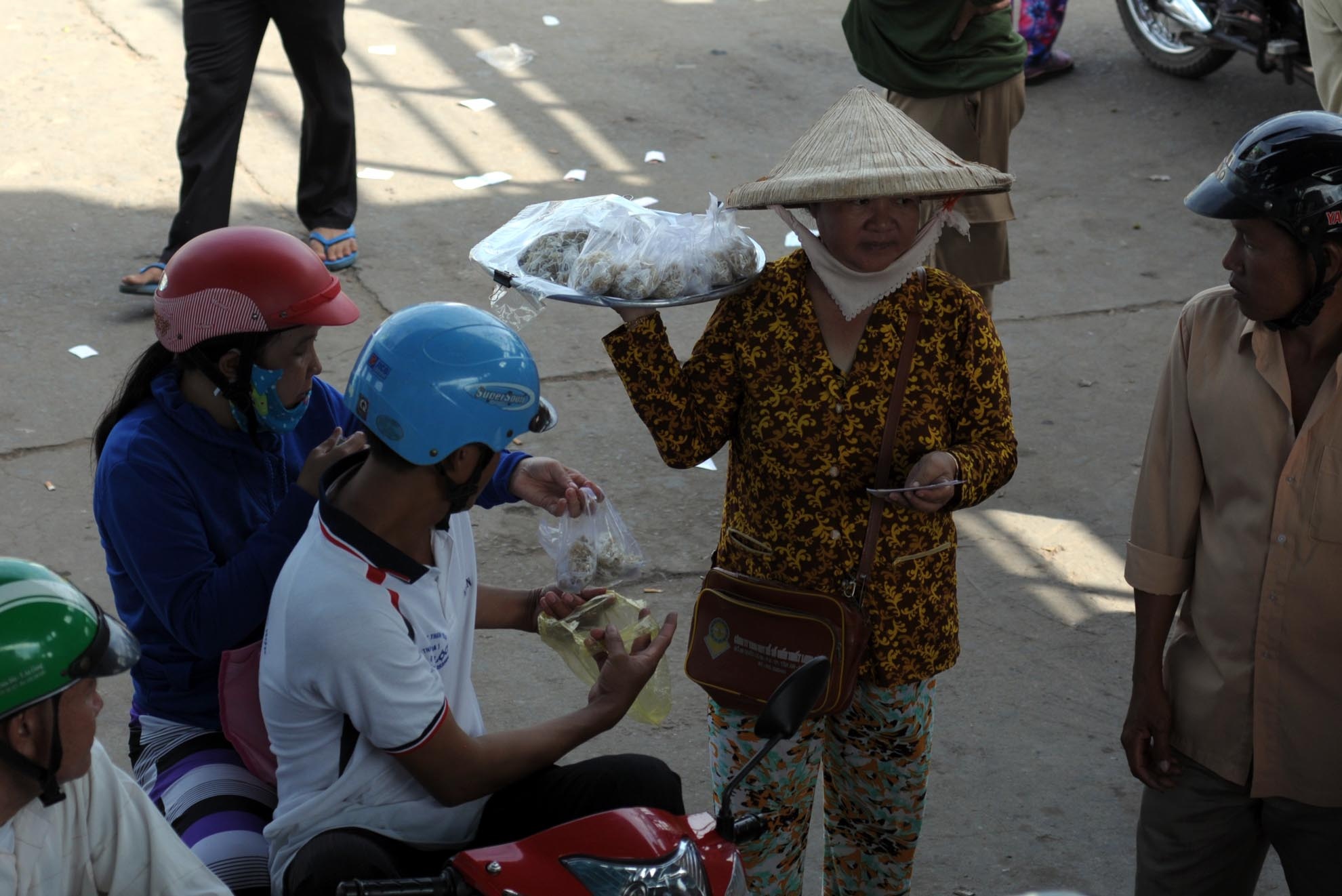 Mỗi chuyến phà từ bờ này sang bờ kia khoảng 15-20 phút/chuyến, vì thế những người buôn bán tranh thủ thời gian ít ỏi để mời gọi khách mua hàng.