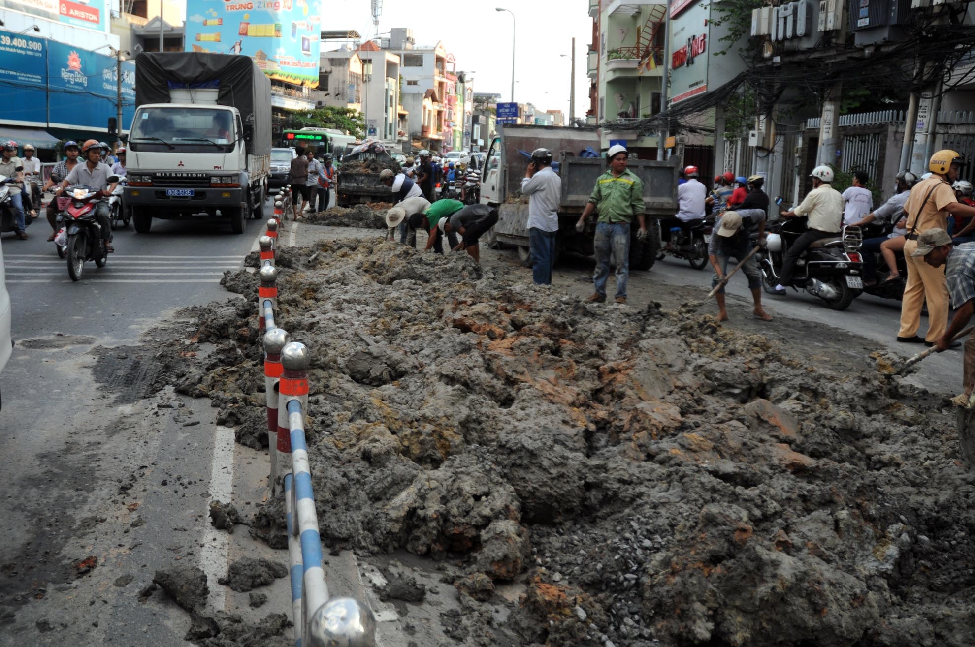 Khoảng 15 giờ 30 ngày 13-11,  chiếc xe ben chở bùn mang BKS: 2909 lưu thông trên đường Khánh Hội, hướng từ quận 4 về quận 7.