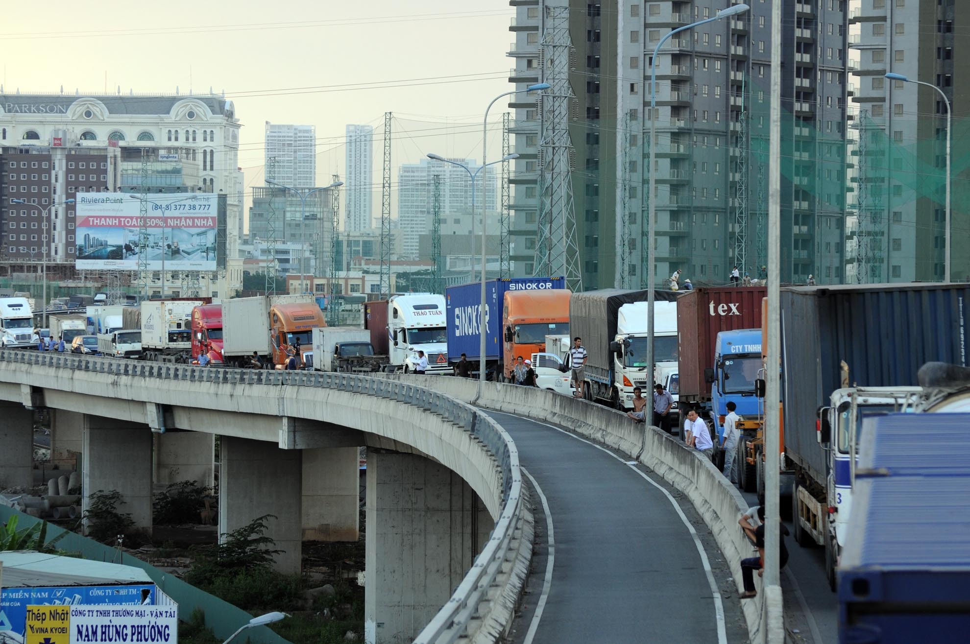 Chiếc xe chết máy, chắn ngang giữa cầu khiến đoàn xe hạng nặng ở phía sau
