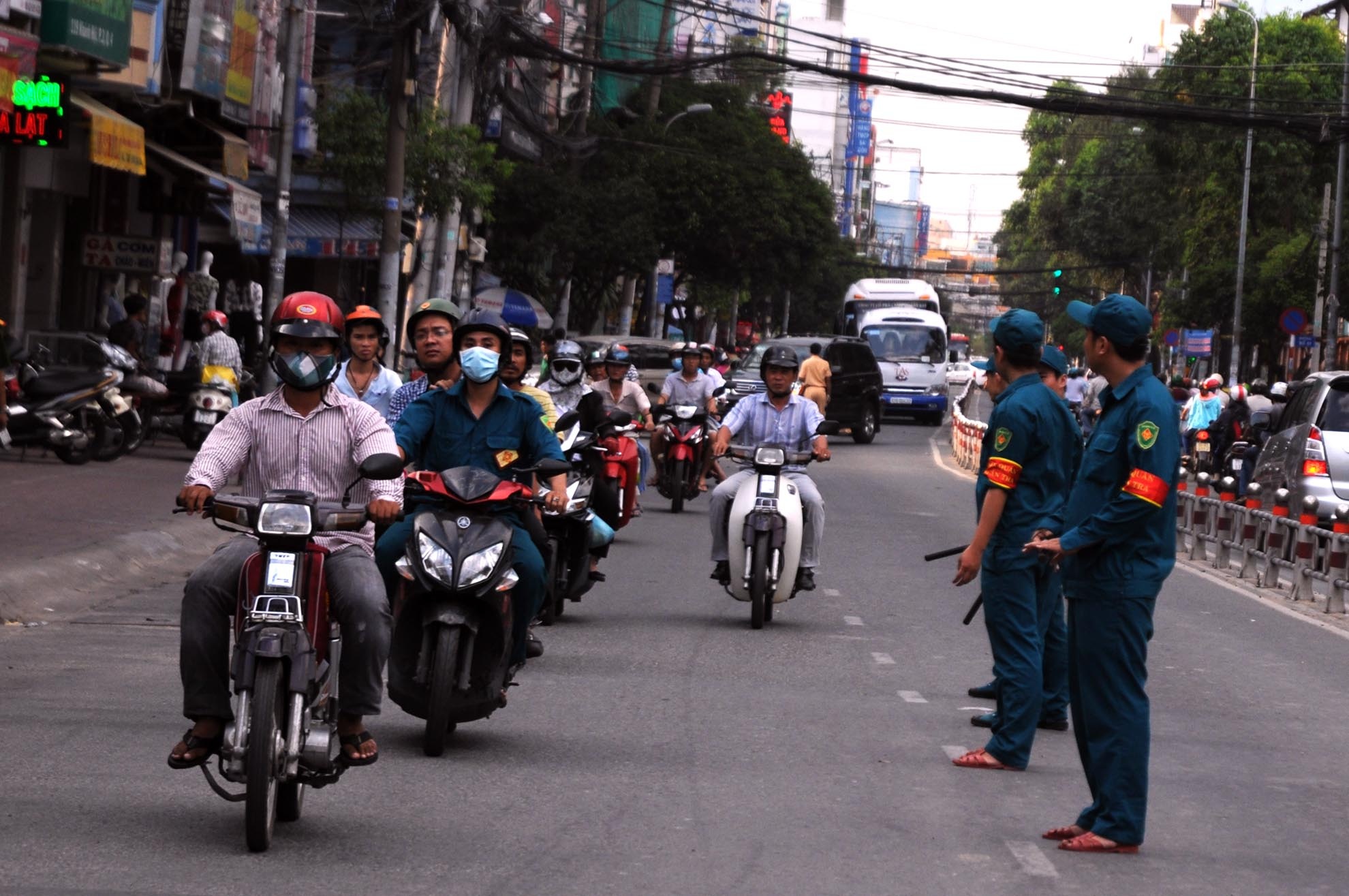 Các lực lượng chức năng phối hợp để điều tiết giao thông tránh gây kẹt xe.