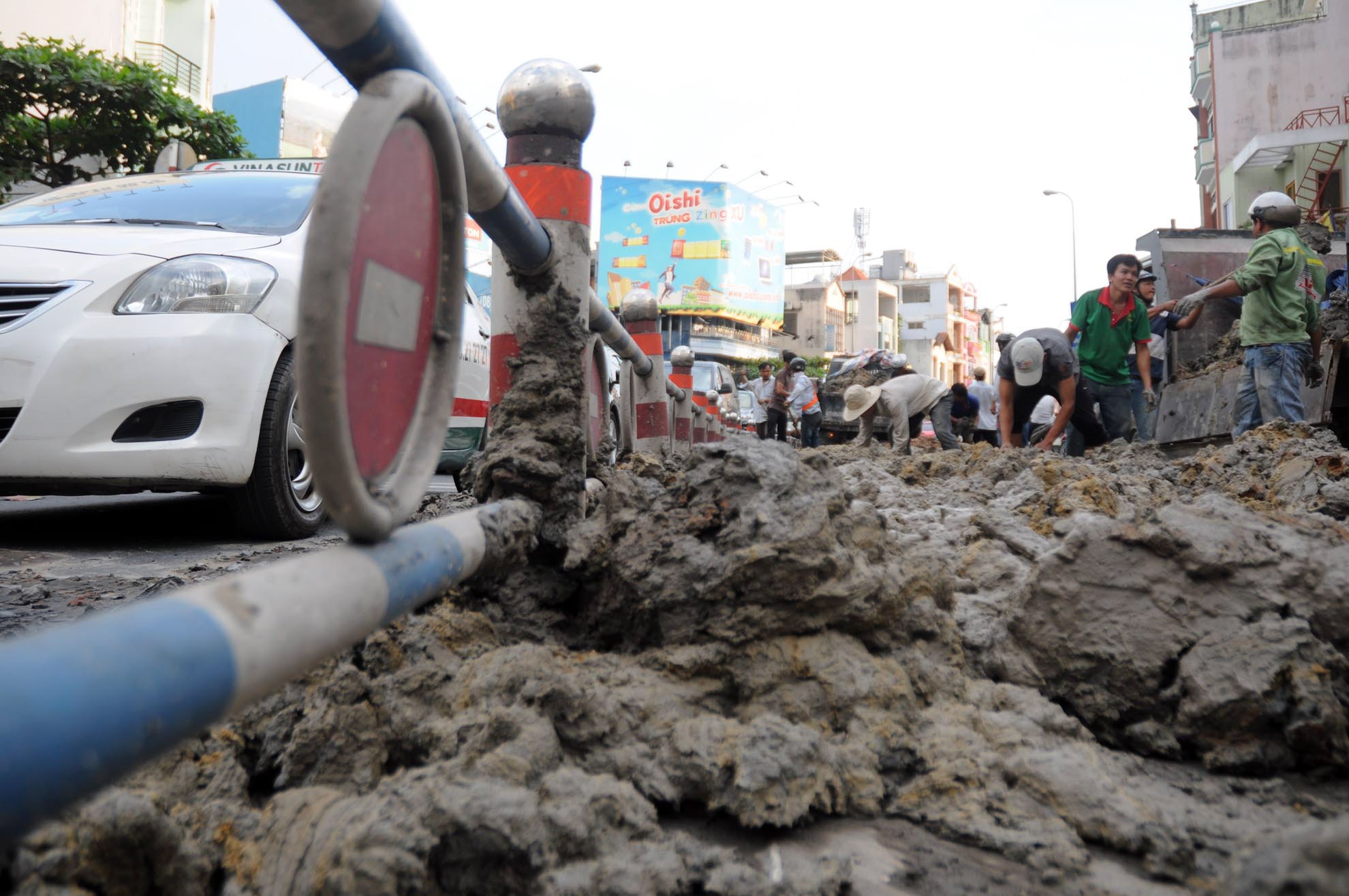 Do bun kin duong o Sai Gon, tai xe lai xe bo chay hinh anh