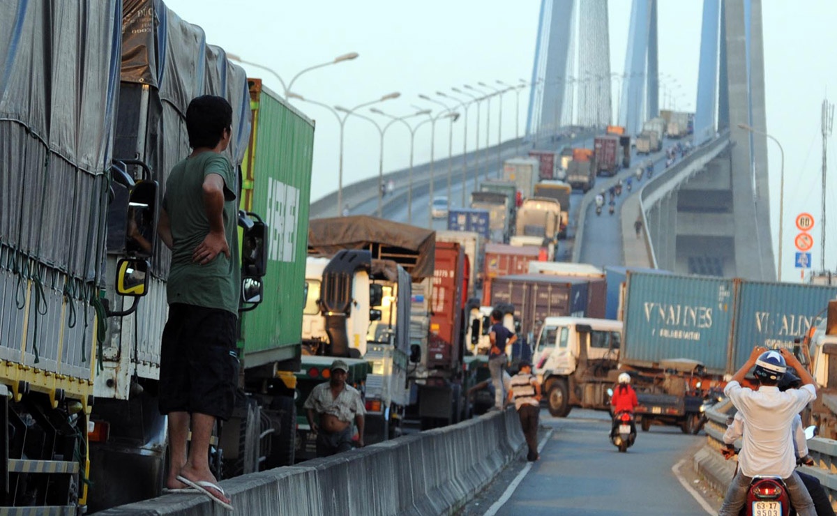 Xe container gay tai nan, cau Phu My te liet hinh anh