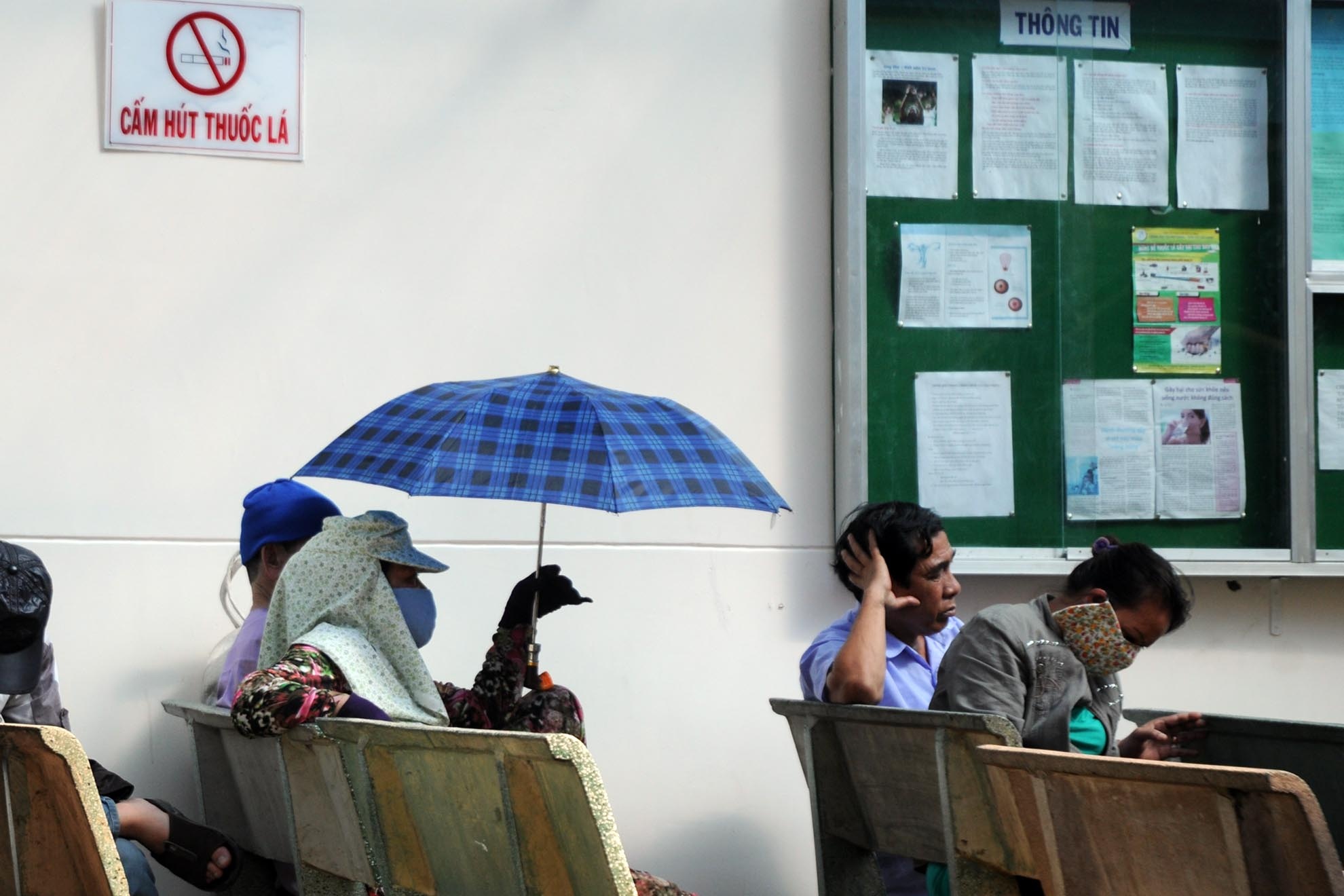 Luật phòng chống tác hại của thuốc lá chính thức có hiệu lực từ 01-05-2013, nhưng tình trạng hút thuốc nơi công cộng, bệnh viện và trường học vẫn diễn ra.