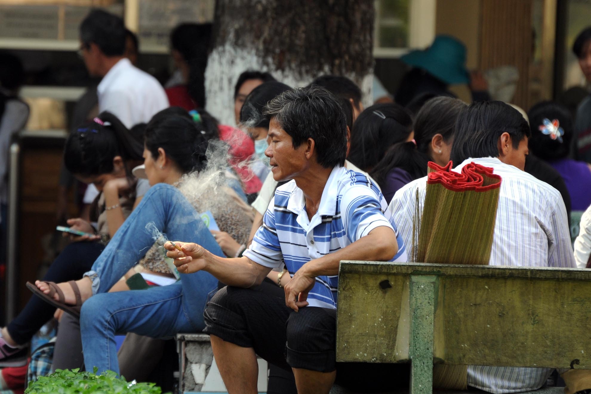 Theo điều luật, cấm hoàn toàn hút thuốc lá trong khuôn viên bệnh viện nhưng người đàn ông vẫn hút thuốc nơi đông người.