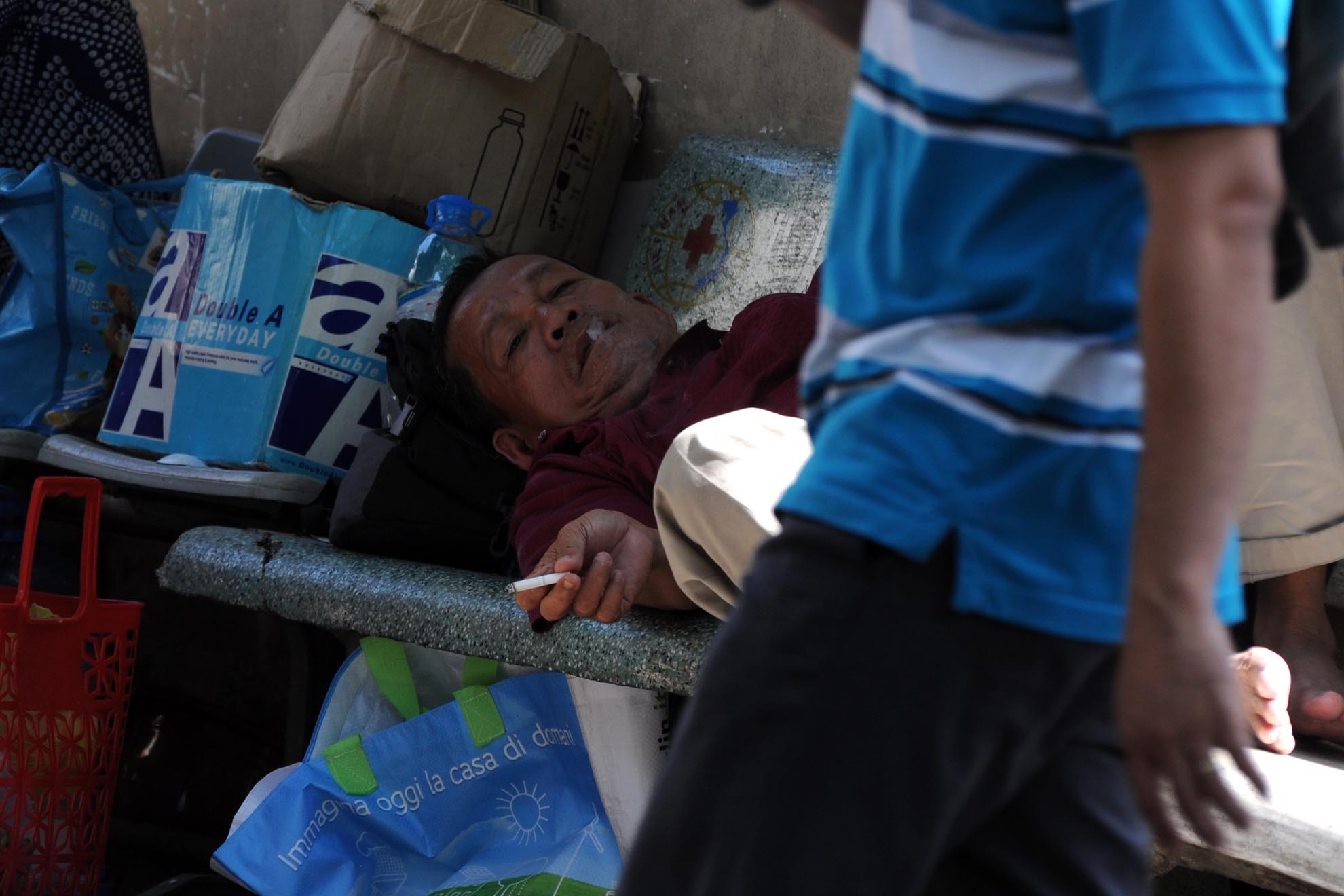 Theo quy định, việc hút thuốc lá nơi cấm có thể bị xử phạt lên tới 3-5 triệu nhưng vẫn rất nhiều người vi phạm.