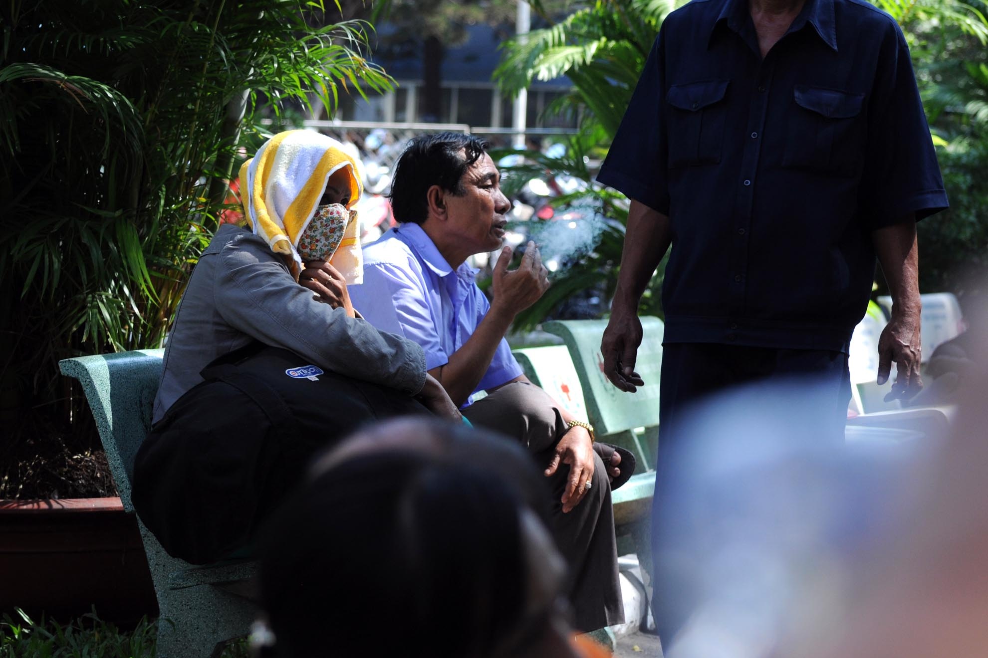 Lực lượng bảo vệ ở các bệnh viện thường xuyên đi kiểm tra để nhắc nhở người dân không hút thuốc…