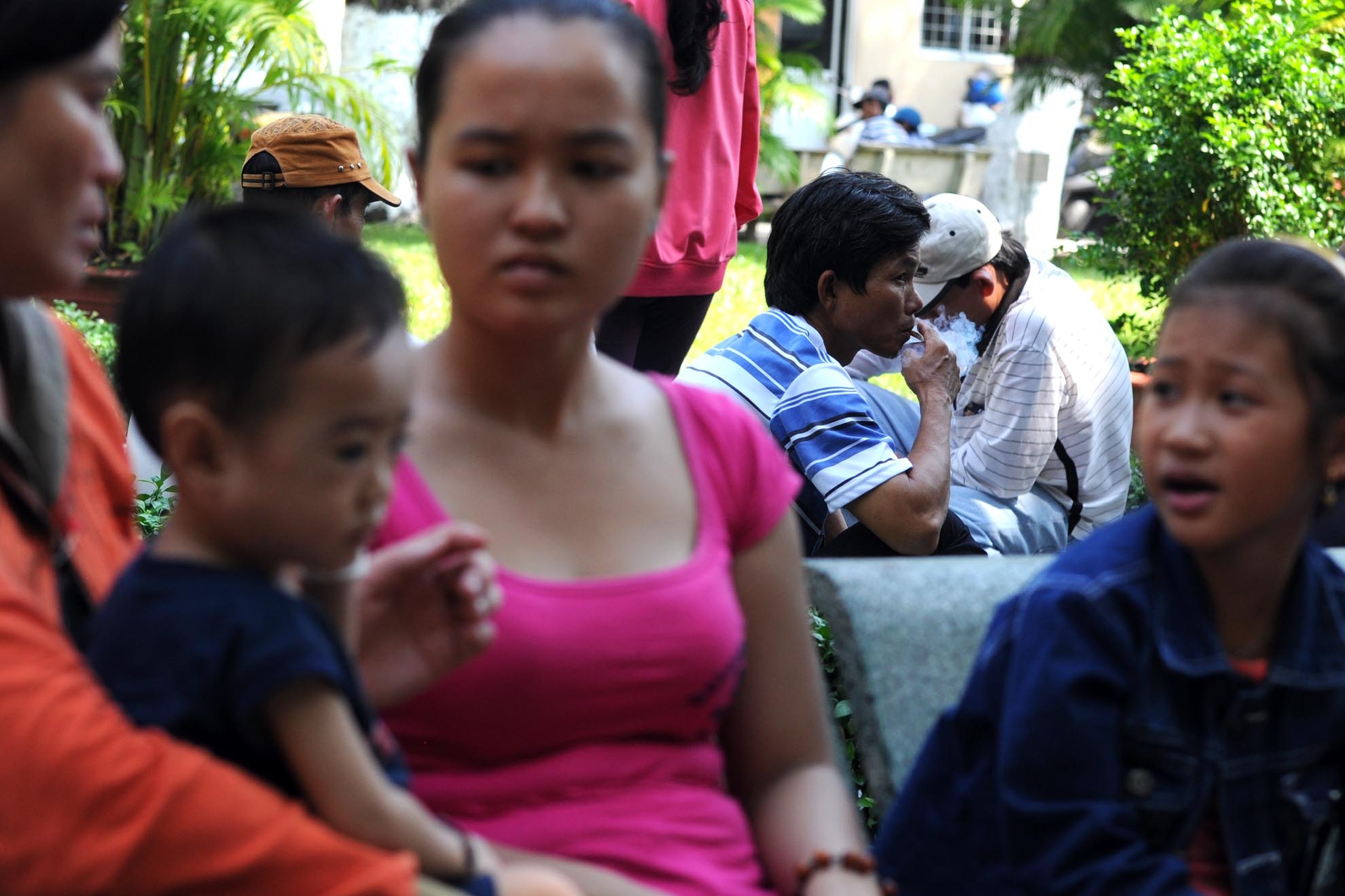 Việc hút thuốc không những gây hại cho bản thân, nó còn ảnh hưởng đến sức khỏe của người xung quanh.