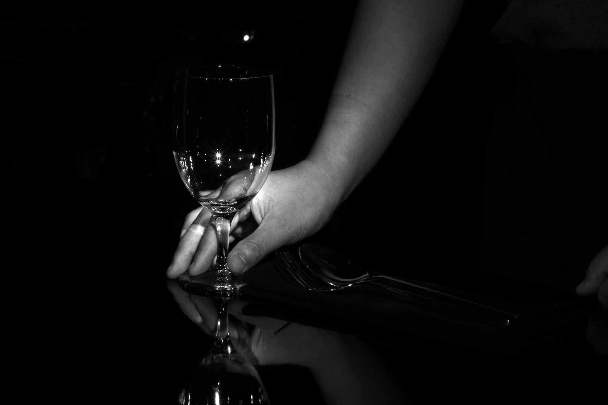 Đầu tiên các nhân viên khiếm thị sẽ hướng dẫn khách chỗ ngồi, “học” cách tìm muỗng nĩa, khăn ăn, ly chén để sử dụng. Sau đó sẽ phục vụ các món ăn khách đặt.