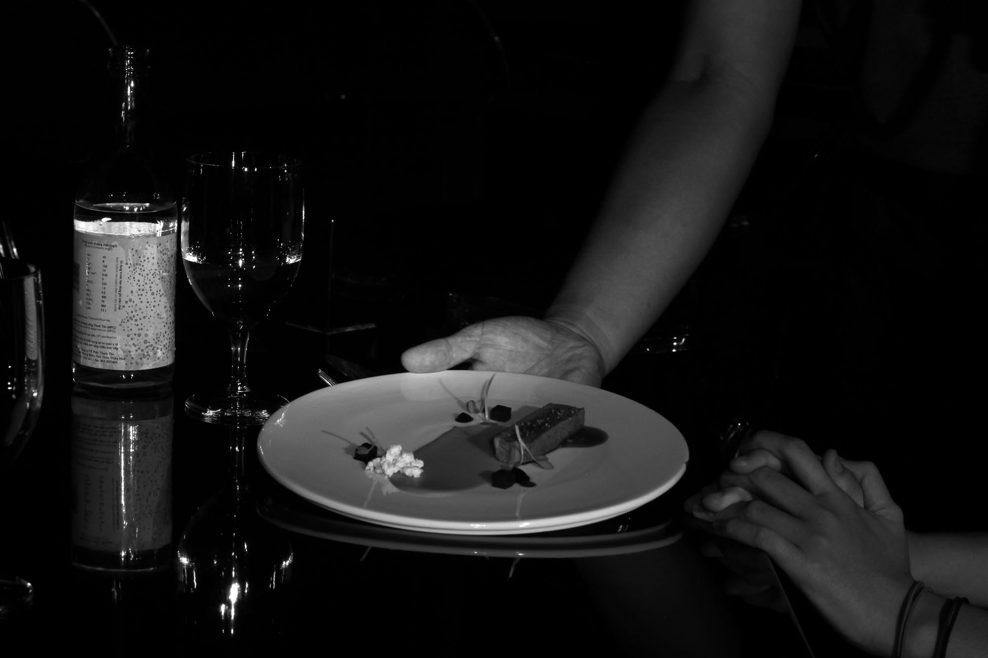 Điều thú vị là khách không biết trước mình sẽ ăn món gì. Khách sẽ thông báo những loại nguyên liệu nào mình thích, cùng với việc cung cấp một số thông tin khác và đầu bếp sẽ tự thực hiện các món ăn dựa trên thông tin chung. 