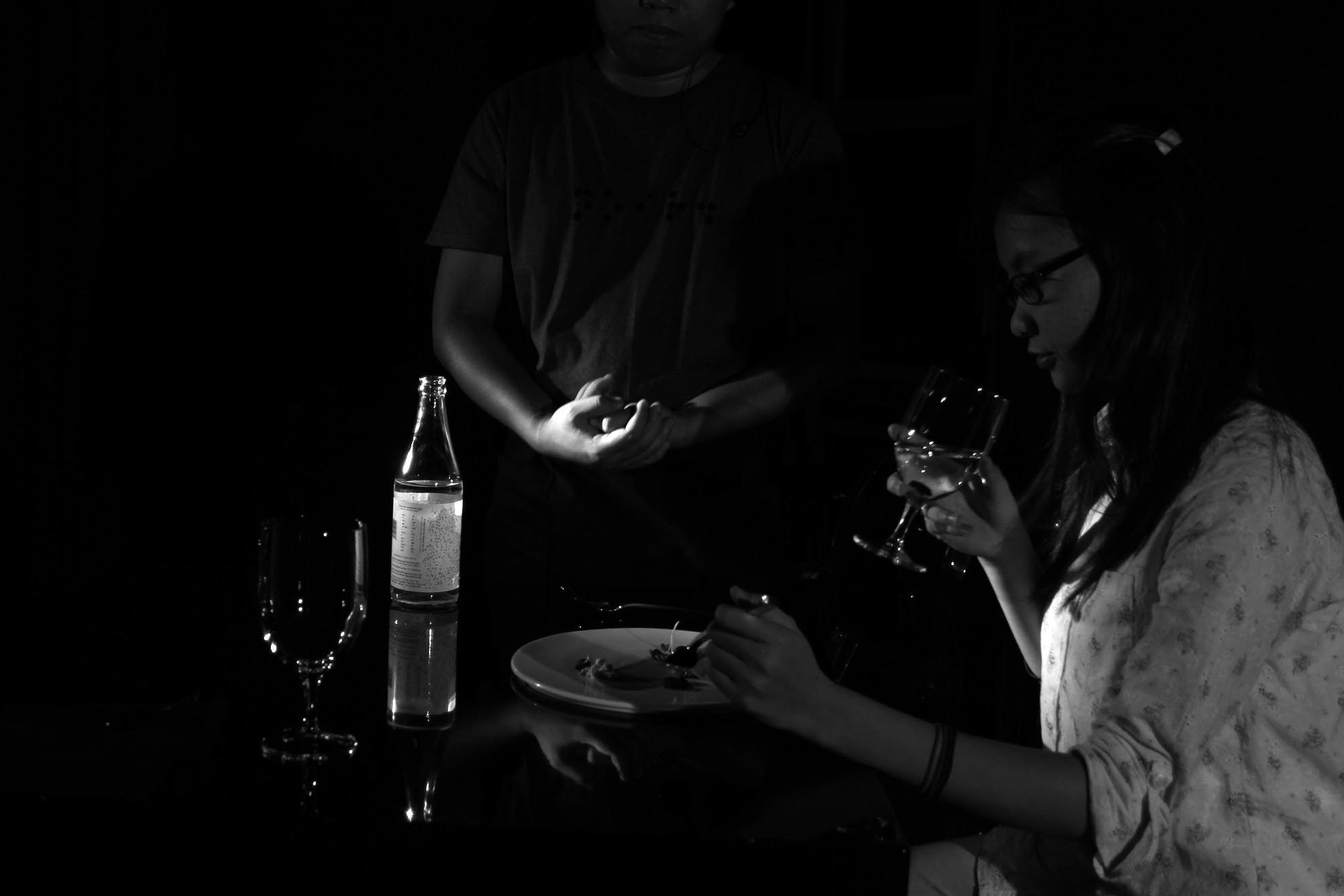 Chính vì vậy, khi thưởng thức món ăn khách tập trung tất các giác quan (trừ thị giác) để cảm nhận được hương vị của món ăn và có cảm nhận chính xác nhất.