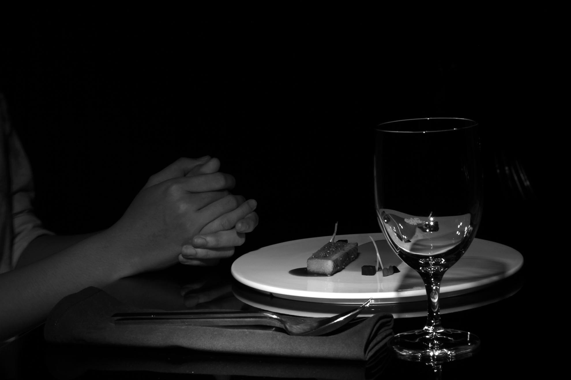 Tất cả việc ăn uống, trò chuyện đều diễn ra trong bóng tối tuyệt đối. Việc này nhằm tạo sự “trung thực” nhất khi thưởng thức các món ăn mà không bị “tự kỉ ám thị”, cũng như giúp xóa bỏ đi mọi khoảng cách trong mối tương tác giữa con người với nhau nhằm đem lại cảm giác thật sự thoải mái nhất.