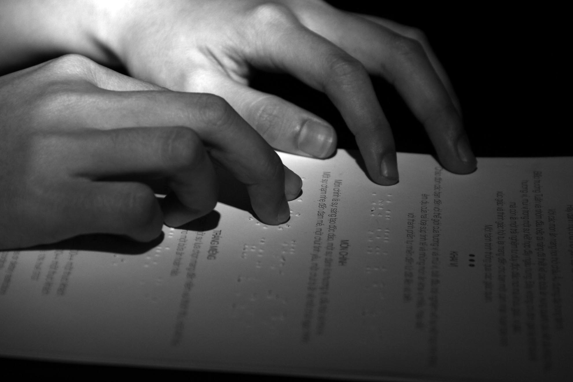 Sau đó là khách chọn món với thực đơn đặc biệt có kèm chữ nổi praille,các món ăn không được biết chính xác mà chỉ phân theo nhóm nguyên liệu khách có thể sử dụng. 