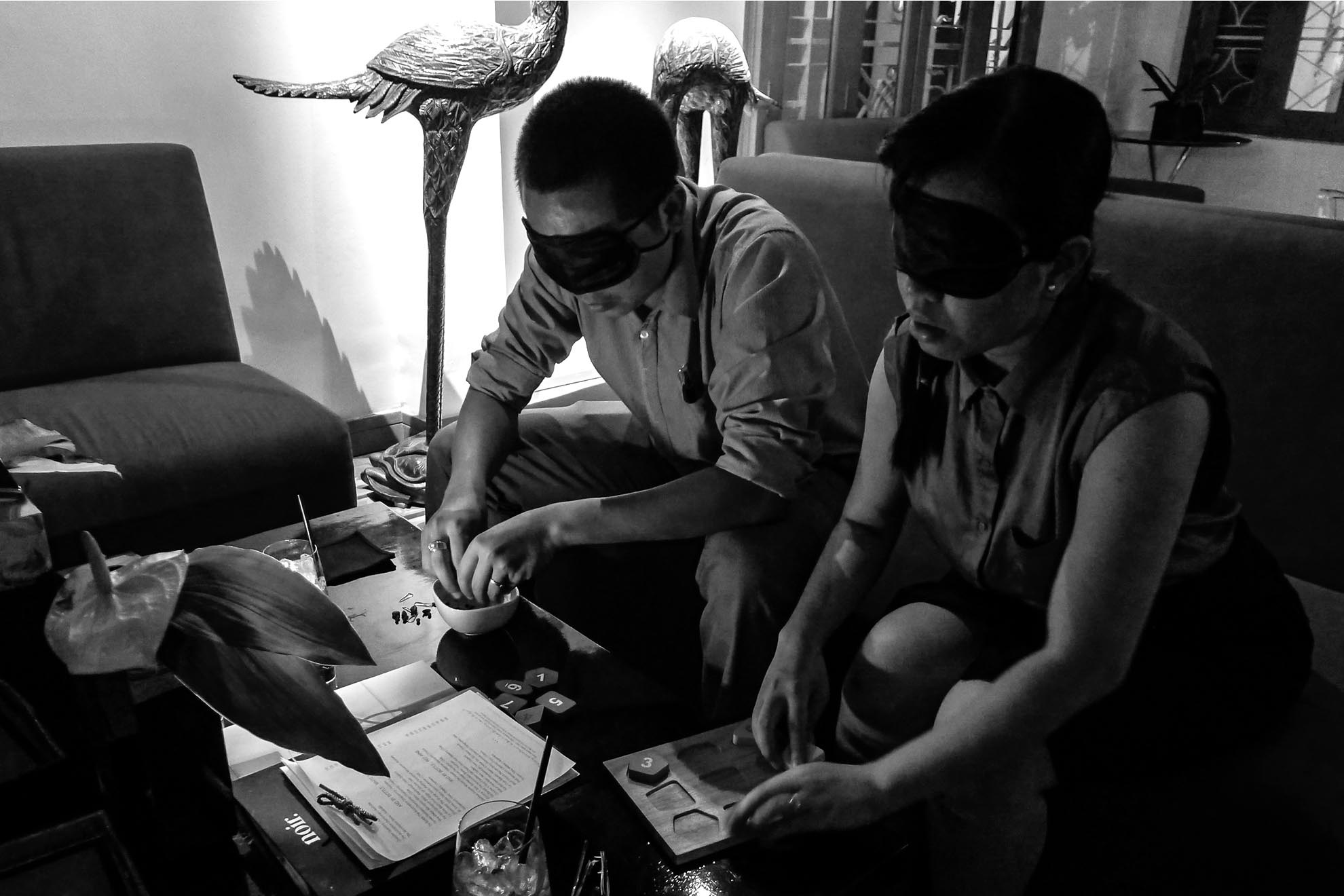 Khách đến đây đầu tiên sẽ được tham gia những trò chơi đặc biệt để làm quen dần với cảm giác của màn đêm như: tìm kim kẹp trong chén gạo, lắp hình vào khuôn. 