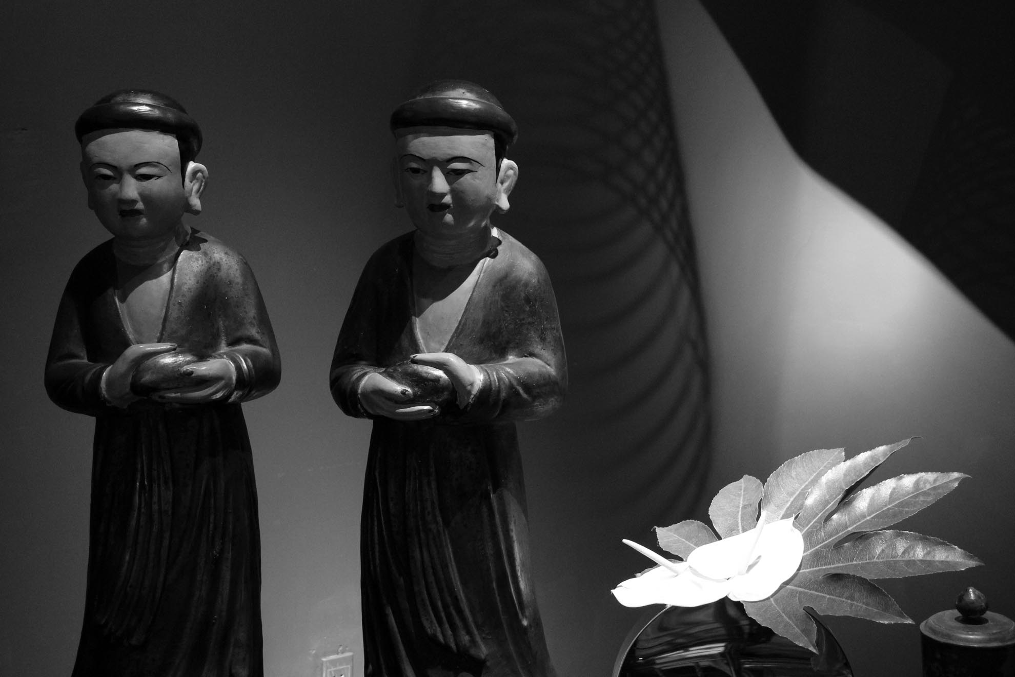 Nằm trong một căn biệt thực Pháp cổ nhà hàng Noir – Dining in the dark  có phong cách đậm chất truyền thống kết hợp đương đại. Nhà hàng do anh Vũ Anh Tú cùng bạn là Germ Doornbos người Hà Lan đồng sáng lập và trực tiếp quản lý. Cả 2 đều có kinh nghiệm nhiều năm trong lĩnh vực kinh doanh nhà hàng và du lịch.