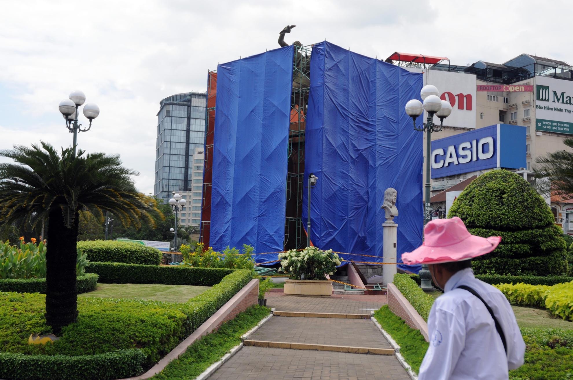 Dù đã được thông báo, nhưng người dân vẫn không khỏi tiếc nuối nhìn tượng đài lịch sử sắp bị di dời.