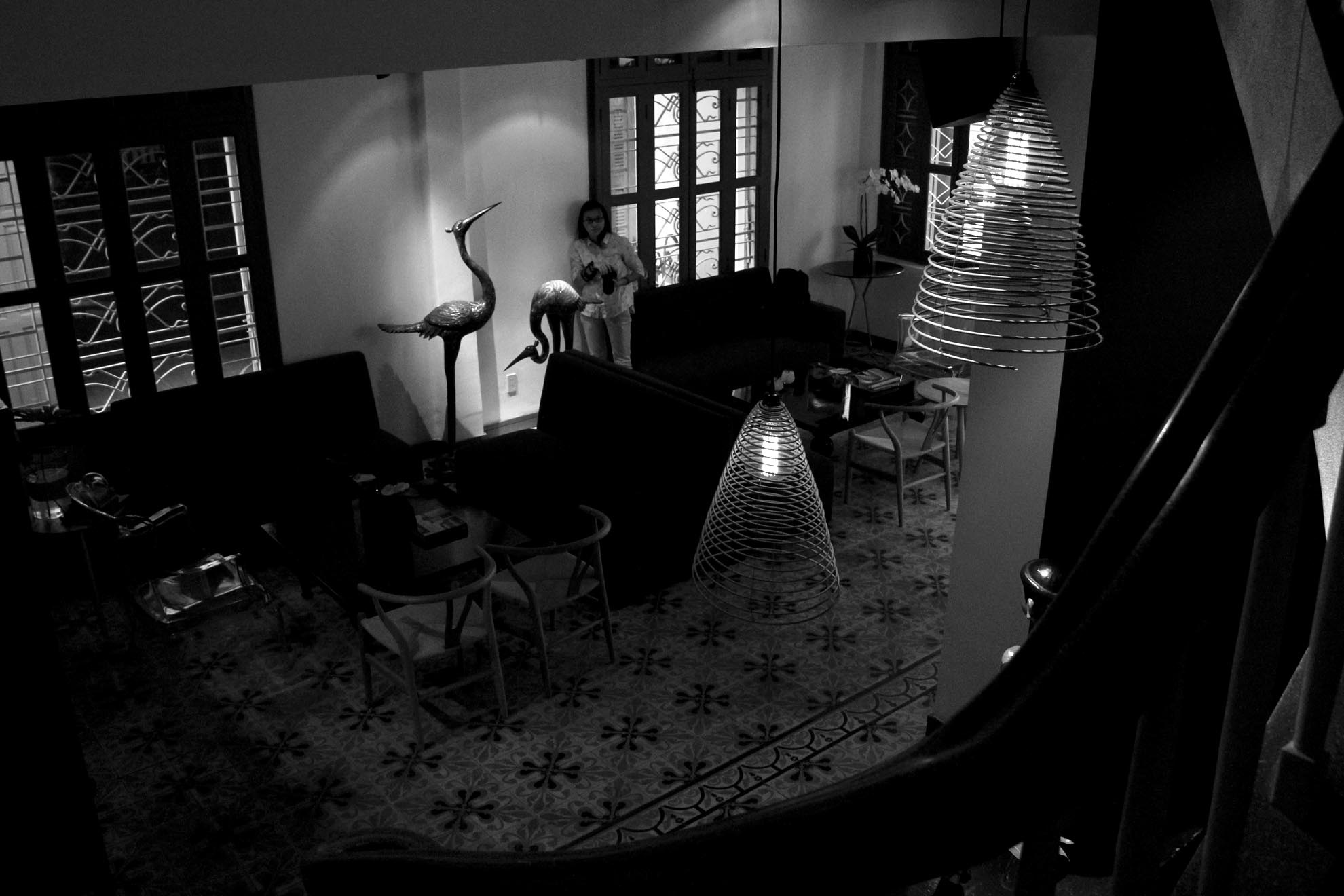 Anh Tú là người say mê sưu tầm các cổ vật truyền thông của Việt Nam. Anh khéo léo trưng bày các tác phẩm sưu tập trong không gian của nhà hàng. 2_zing Bên cạnh những cổ vật tinh tế ngàn năm văn hóa Việt là sự kết hợp hài hòa với đồ nội thất của nhà thiết kế nổi tiếng thế giới Philippe Starck