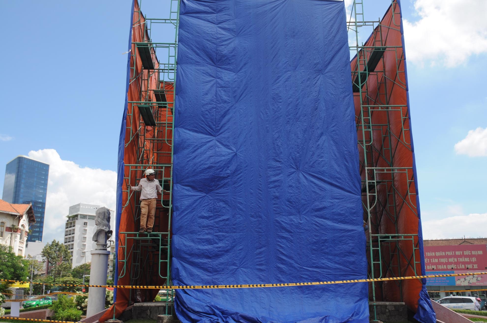 Tượng đài Trần Nguyên Hãn nằm ở vòng xoay Quách Thị Trang đã được rào chắn để di dời.