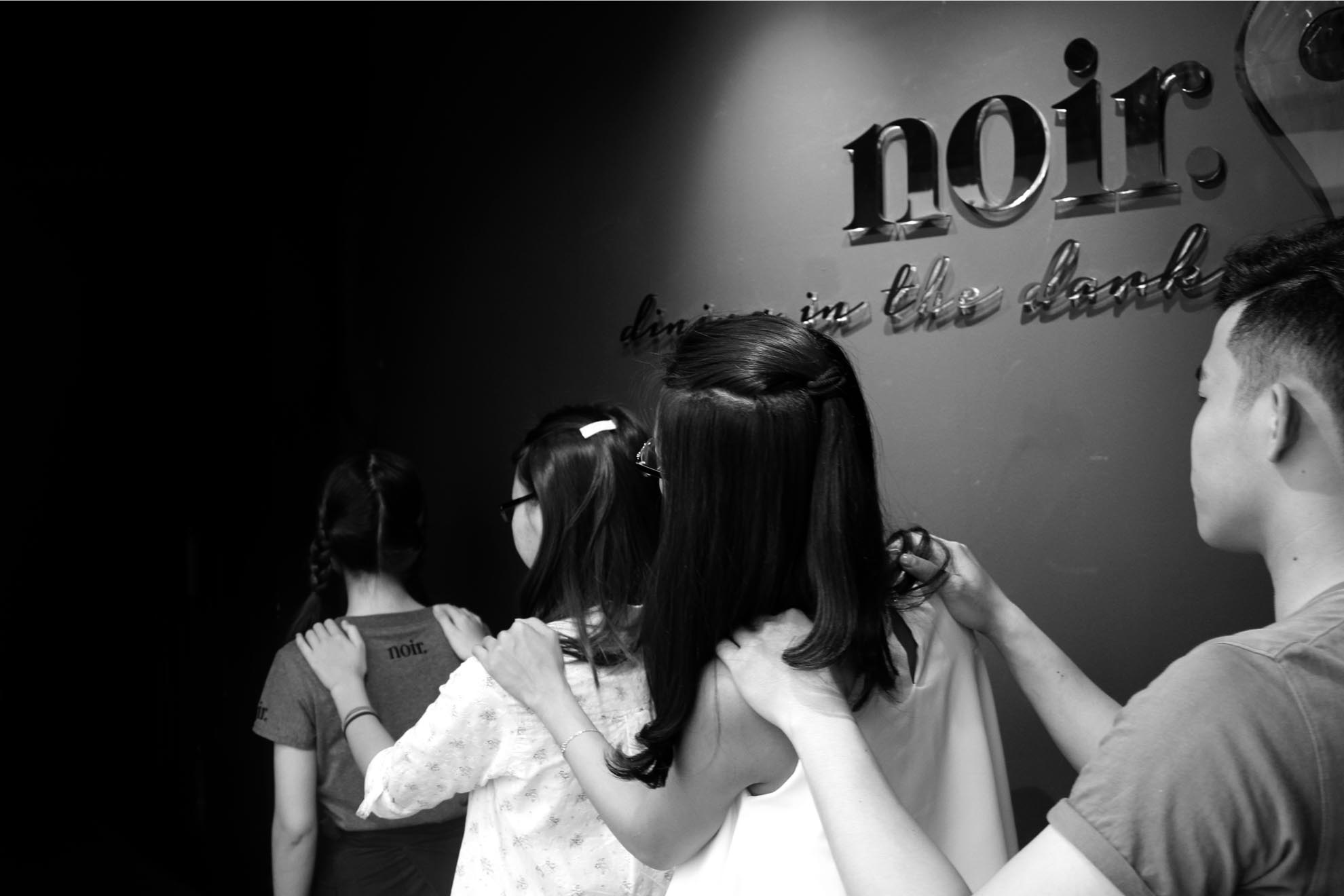 Dining in the dark (“Ăn trong bóng đêm”) đã có mặt ở rất nhiều quốc gia trên thế giới nhưng đây là lần đầu tiên xuất hiện tại Việt Nam. Thường thị giác chiếm đến 70% thông tin truyền đến não bộ vì thế nên không nhìn thấy món ăn sẽ giúp các giác quan khác của thực khách trở nên tinh tế , sắc sảo, nhạy bén và nhạy cảm hơn.