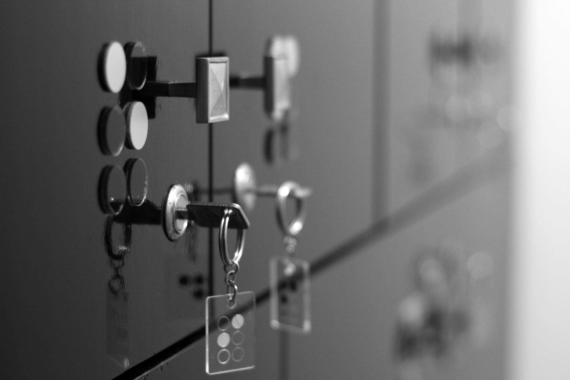 Sau khi đã vứt bỏ mọi lo âu của công việc, thực khách bắt đầu khám phá thế giới ẩm thực đặc biệt. Việc đầu tiên là gửi cất toàn bộ thiết bị di động, âm thanh, ánh sáng bên ngoài phòng ăn.